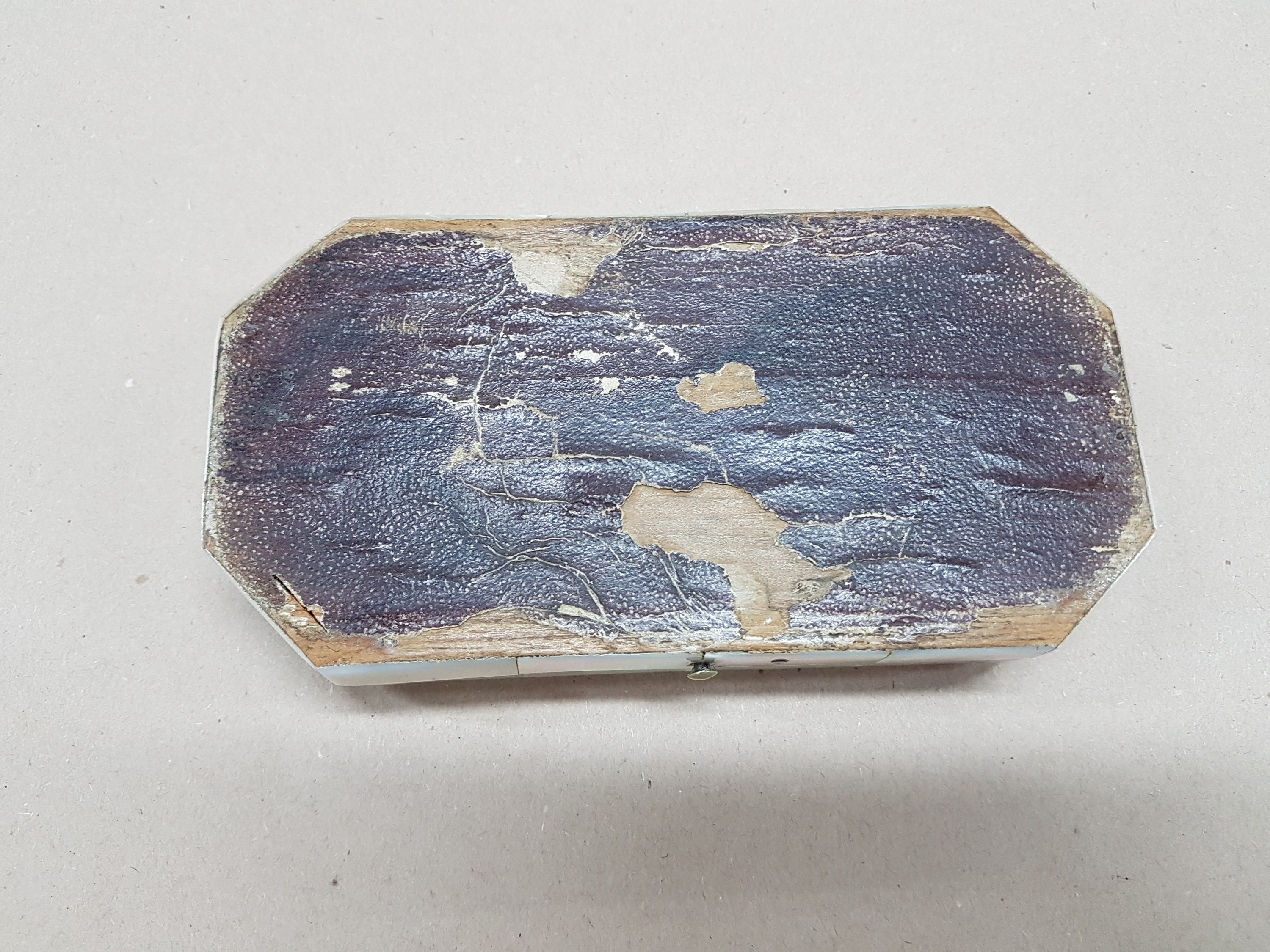 Detail c: Reise-Necessaire aus Perlmutt, ausgehendes 19 .Jh., Korpus aus Bein belegt mit Schildpatt -Plättchen, 4-tlg. Nähbesteck, 3x15x8 cm