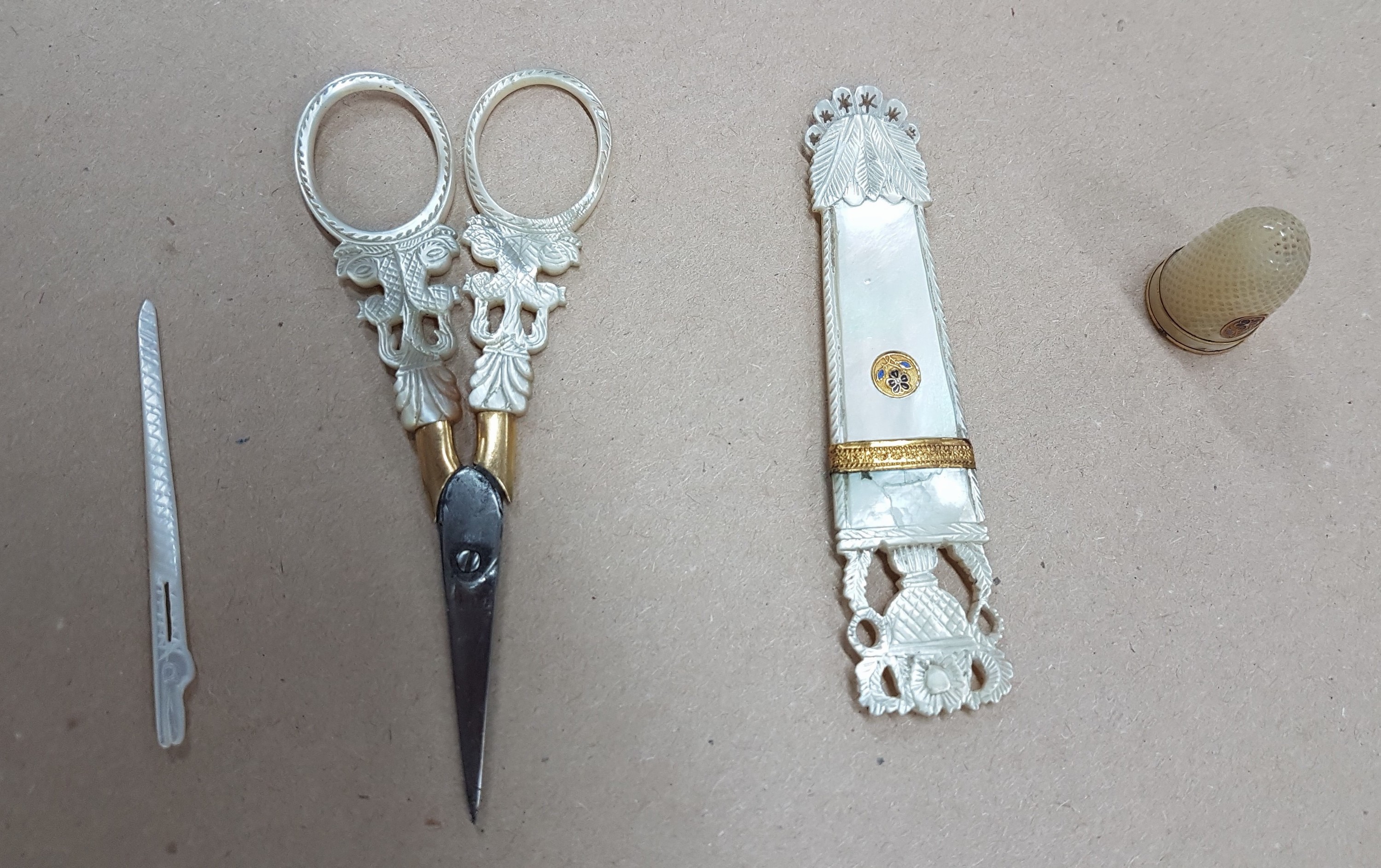 Detail e: Reise-Necessaire aus Perlmutt, ausgehendes 19 .Jh., Korpus aus Bein belegt mit Schildpatt -Plättchen, 4-tlg. Nähbesteck, 3x15x8 cm