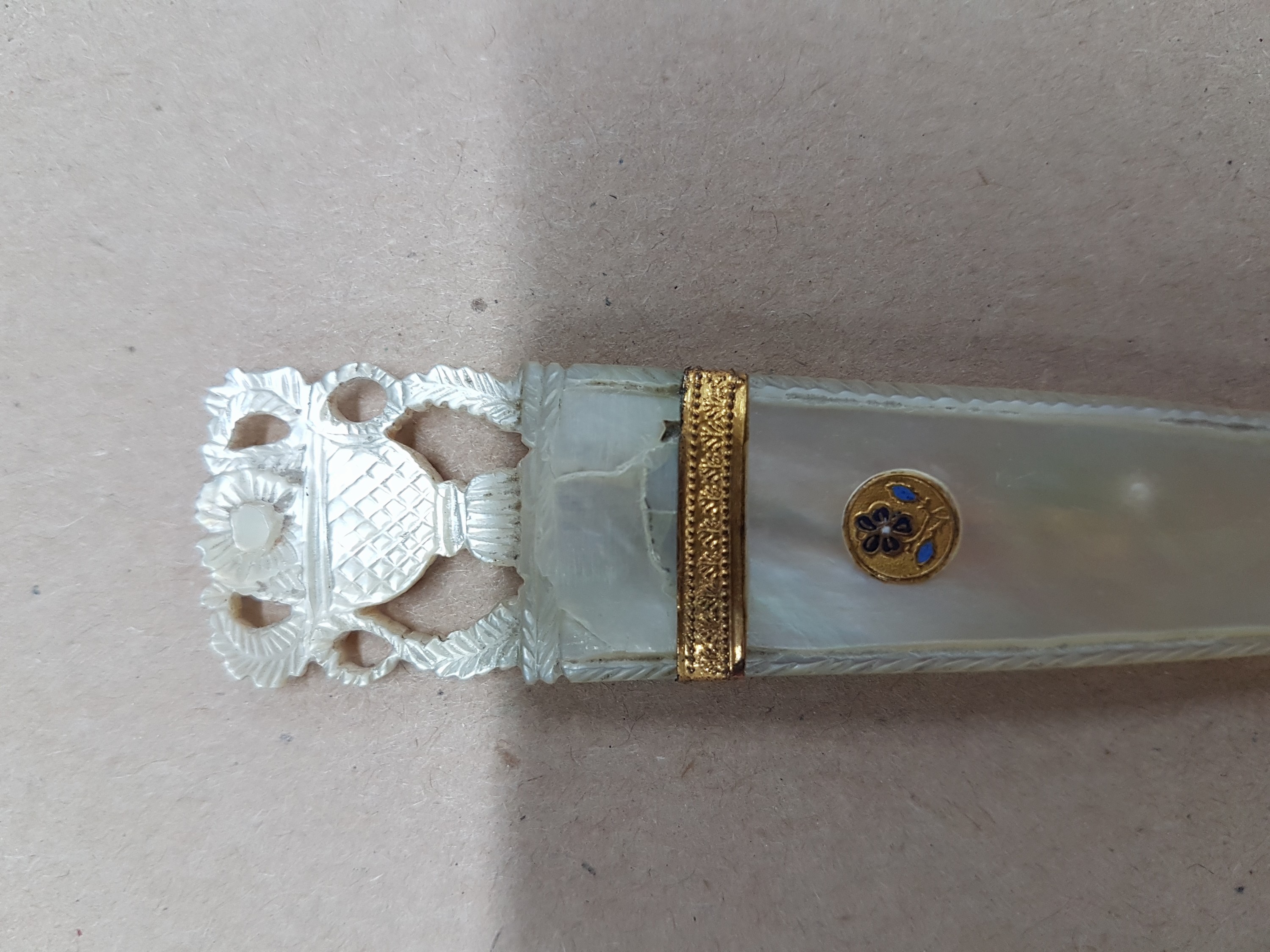 Detail g: Reise-Necessaire aus Perlmutt, ausgehendes 19 .Jh., Korpus aus Bein belegt mit Schildpatt -Plättchen, 4-tlg. Nähbesteck, 3x15x8 cm