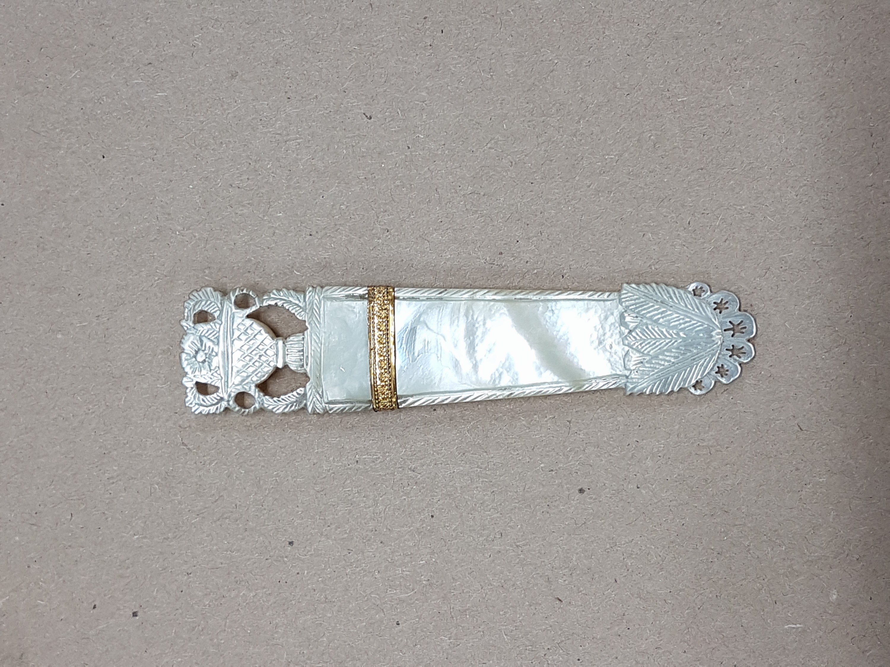 Detail h: Reise-Necessaire aus Perlmutt, ausgehendes 19 .Jh., Korpus aus Bein belegt mit Schildpatt -Plättchen, 4-tlg. Nähbesteck, 3x15x8 cm
