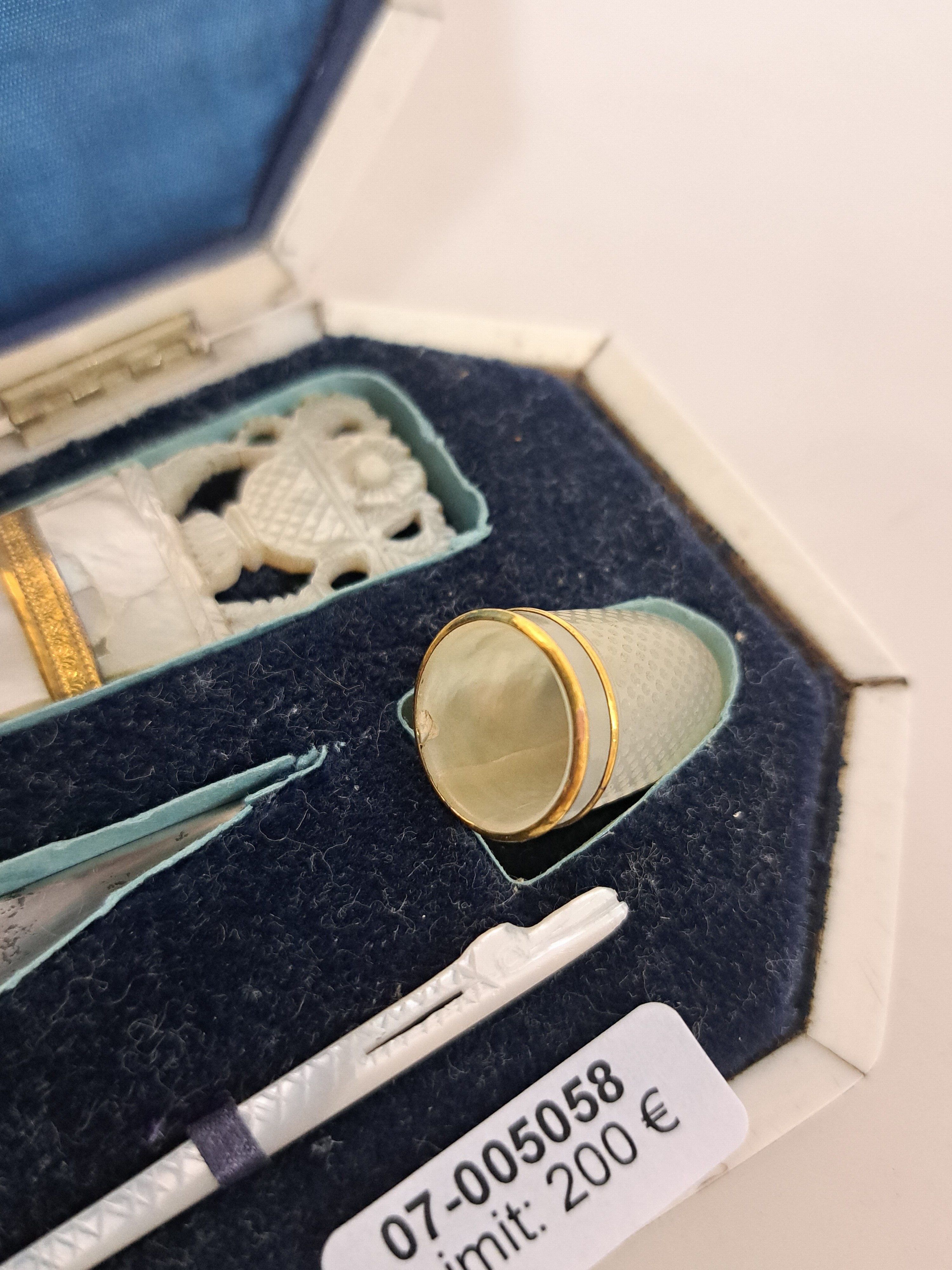 Detail j: Reise-Necessaire aus Perlmutt, ausgehendes 19 .Jh., Korpus aus Bein belegt mit Schildpatt -Plättchen, 4-tlg. Nähbesteck, 3x15x8 cm