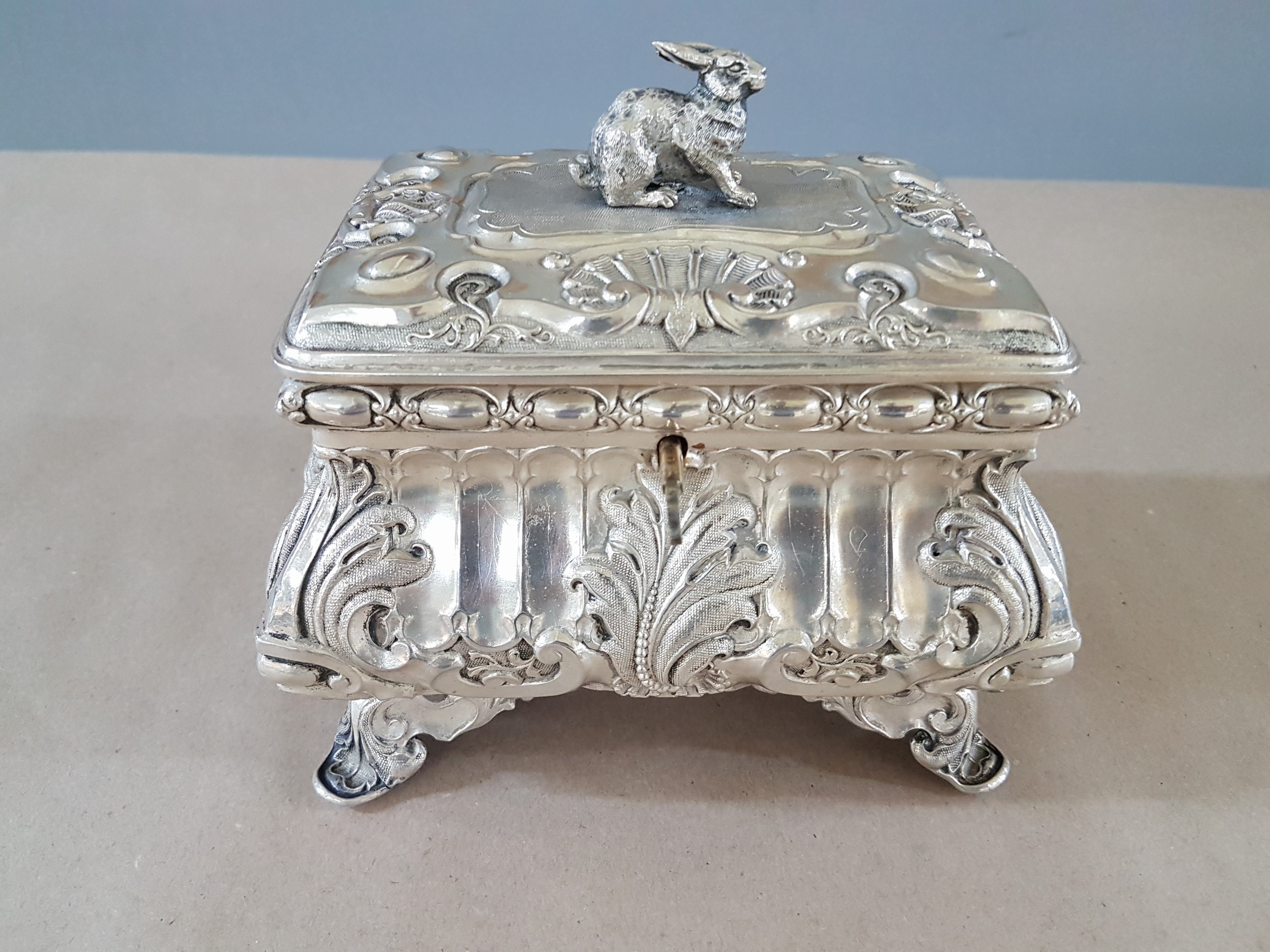 Detail a: Prunkvolle Wiener Zuckerdose, Wien, 1855, Meistermarke TD, wohl Thomas Dub, Silber, reicher reliefierter Akanthusblatt- und Muschelwerkdekor, ...