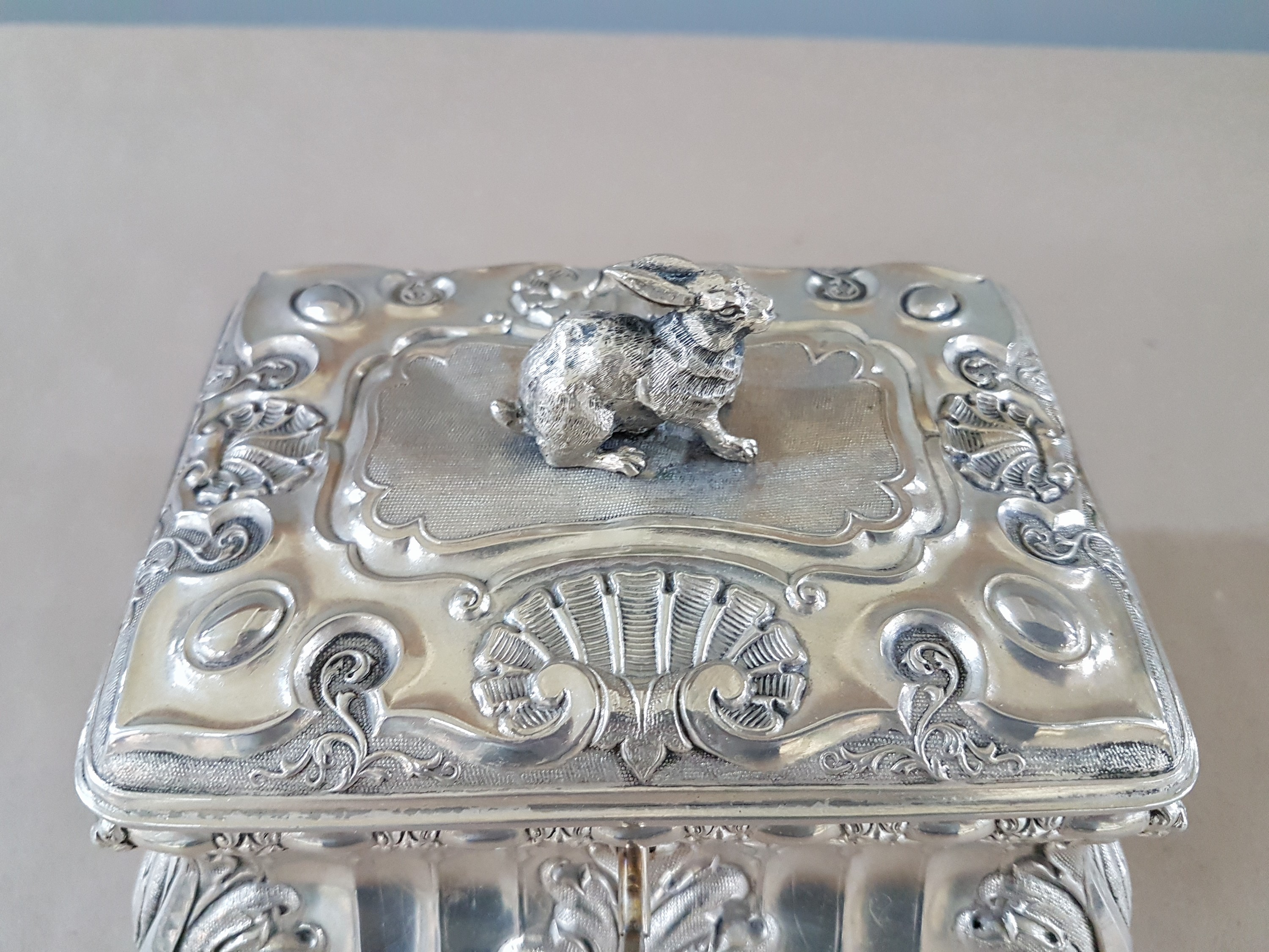 Detail b: Prunkvolle Wiener Zuckerdose, Wien, 1855, Meistermarke TD, wohl Thomas Dub, Silber, reicher reliefierter Akanthusblatt- und Muschelwerkdekor, ...