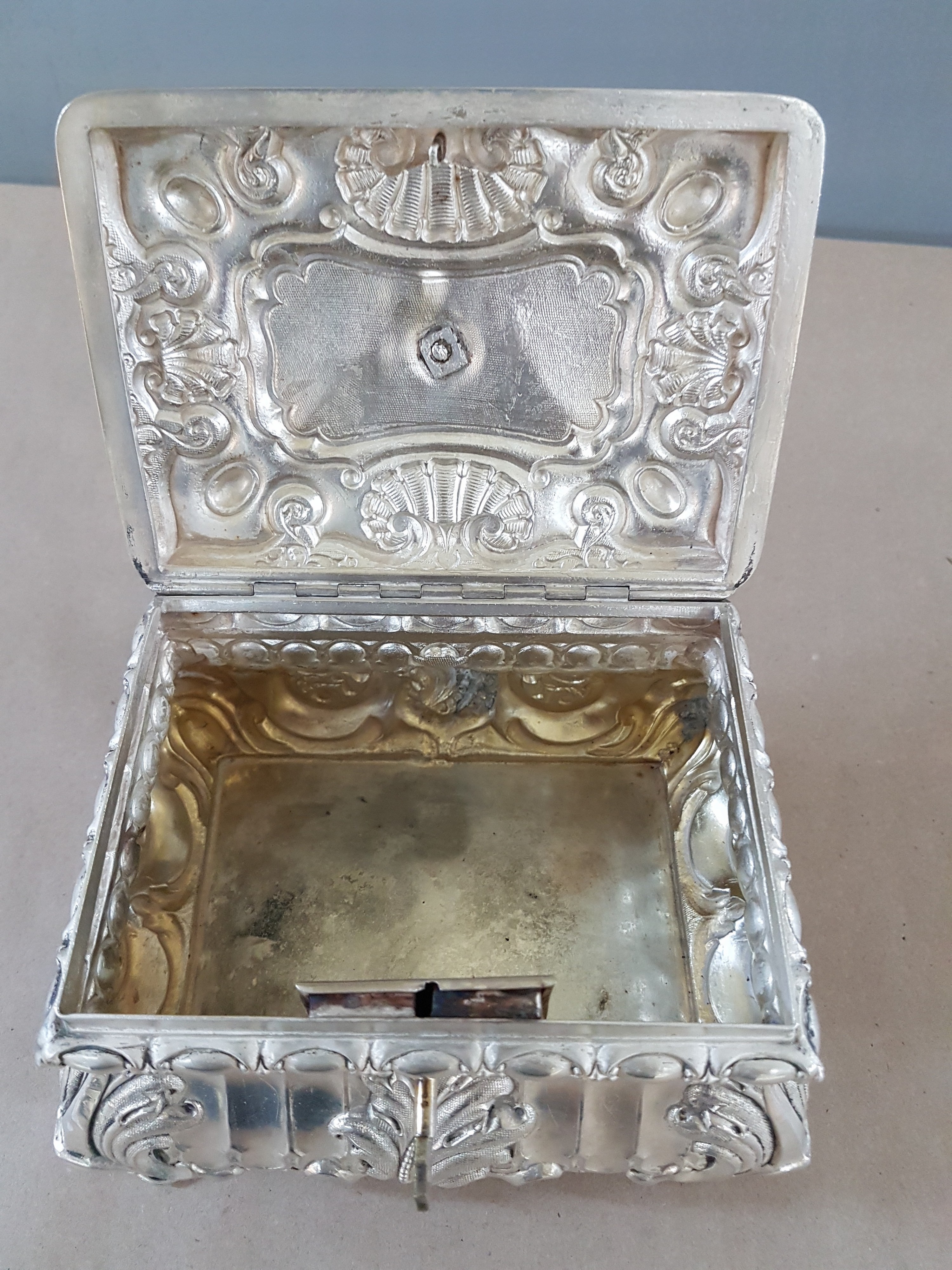 Detail d: Prunkvolle Wiener Zuckerdose, Wien, 1855, Meistermarke TD, wohl Thomas Dub, Silber, reicher reliefierter Akanthusblatt- und Muschelwerkdekor, ...