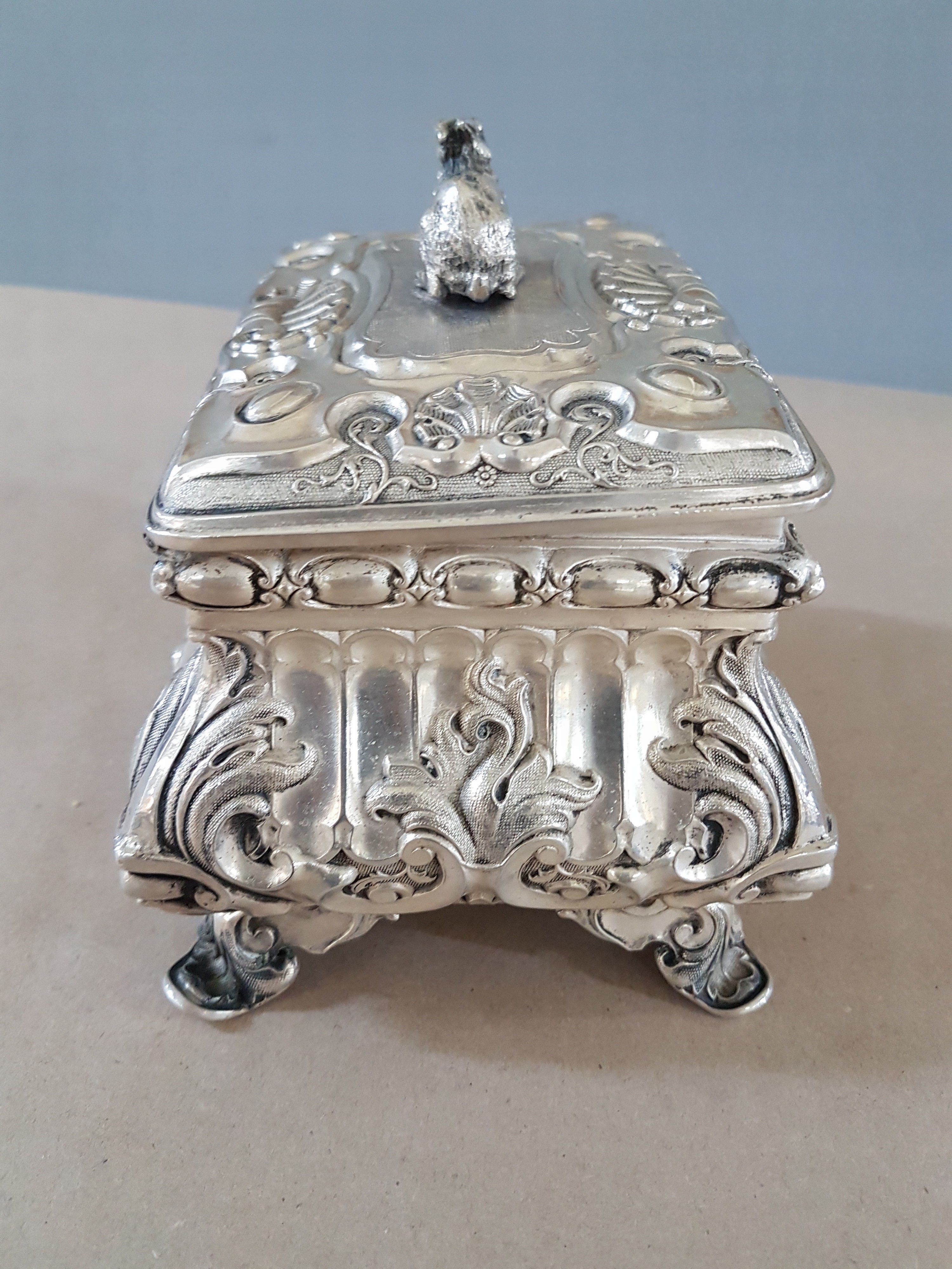 Detail e: Prunkvolle Wiener Zuckerdose, Wien, 1855, Meistermarke TD, wohl Thomas Dub, Silber, reicher reliefierter Akanthusblatt- und Muschelwerkdekor, ...