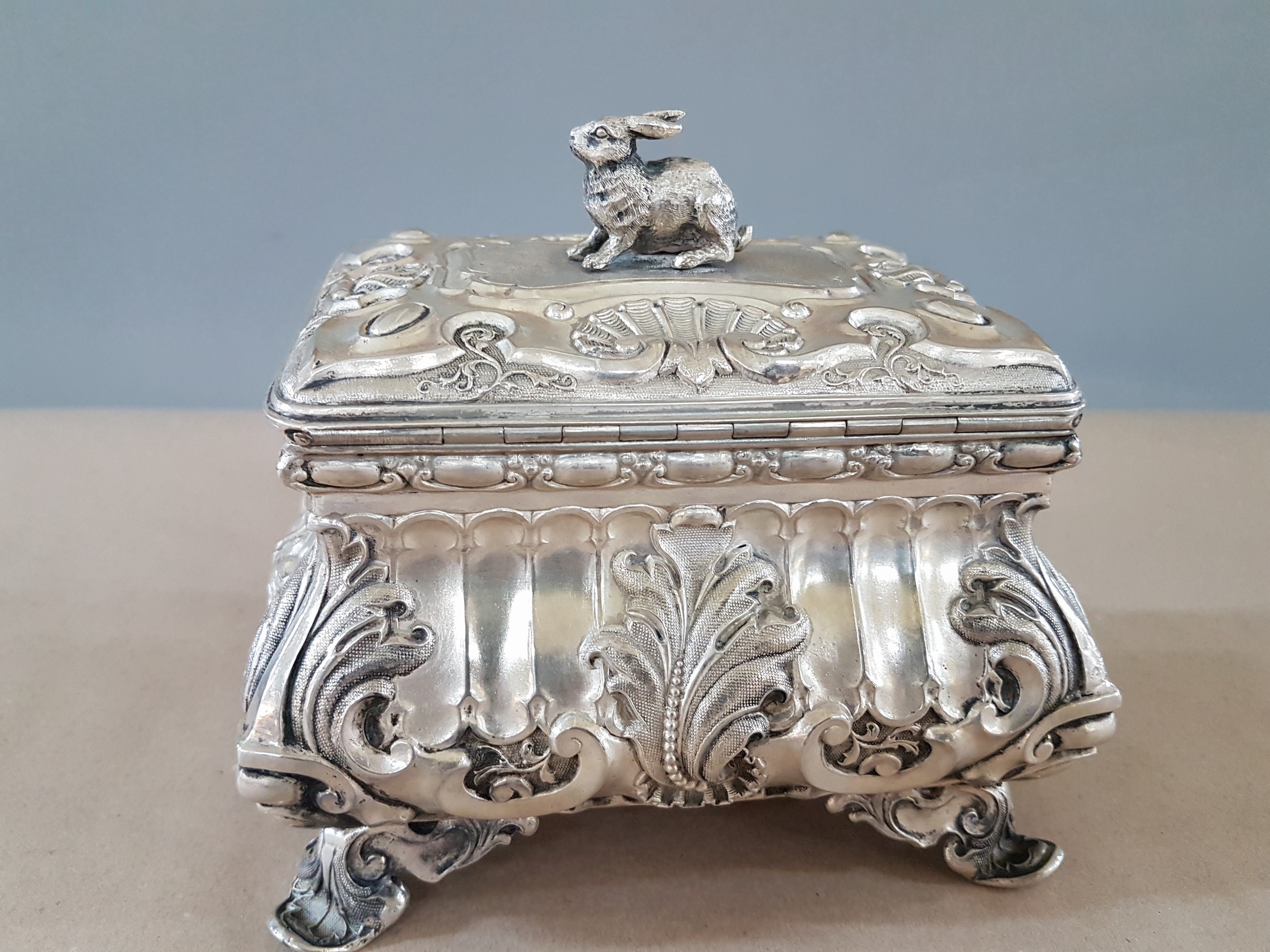 Detail f: Prunkvolle Wiener Zuckerdose, Wien, 1855, Meistermarke TD, wohl Thomas Dub, Silber, reicher reliefierter Akanthusblatt- und Muschelwerkdekor, ...