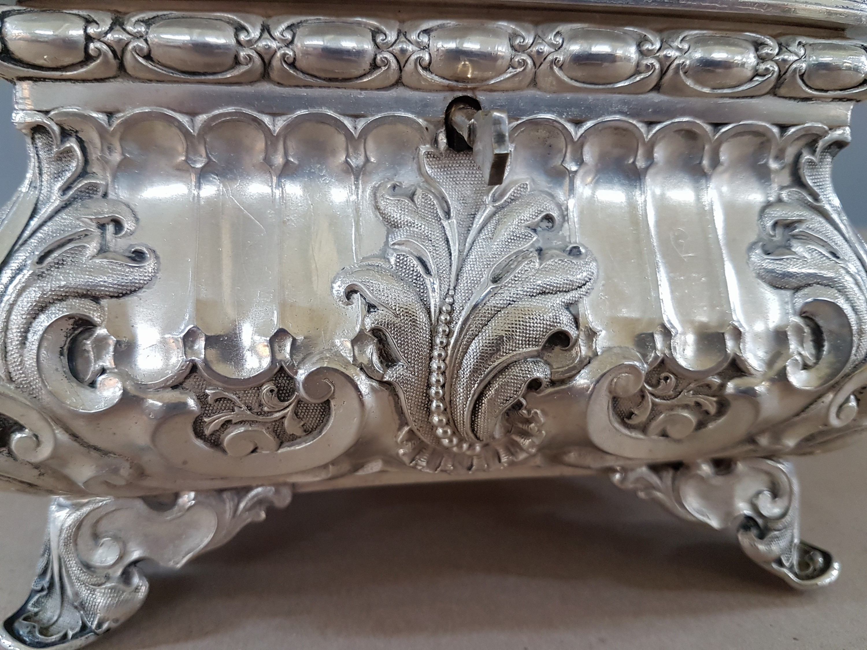 Detail i: Prunkvolle Wiener Zuckerdose, Wien, 1855, Meistermarke TD, wohl Thomas Dub, Silber, reicher reliefierter Akanthusblatt- und Muschelwerkdekor, ...