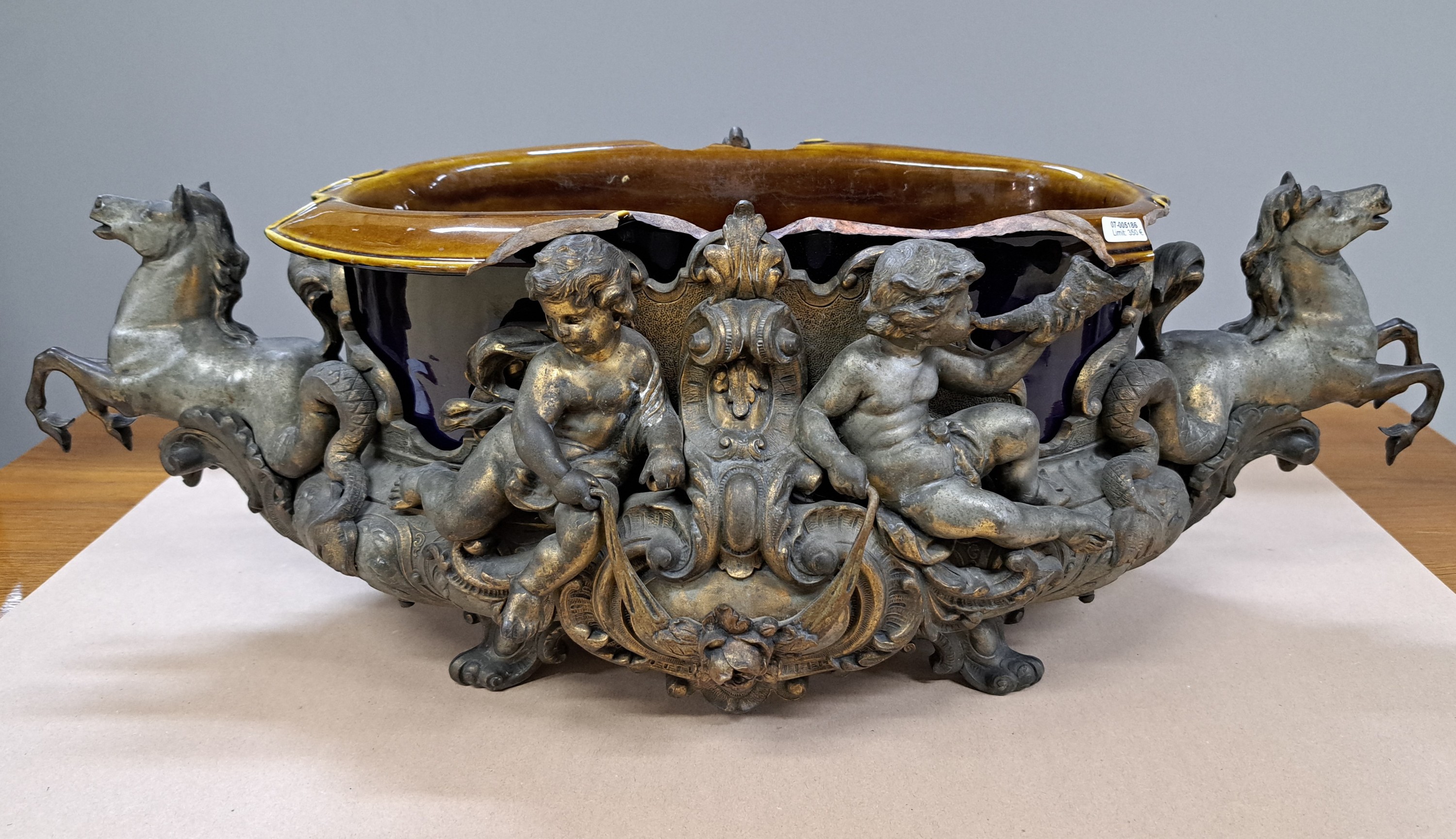 Detail a: Prunkvolle Jardiniere des Historismus, deutsch, um 1900, Zinn-Zink-Guß mit Resten alter Vergoldung, Handhaben in Form eines Paares Hippokampen, ...