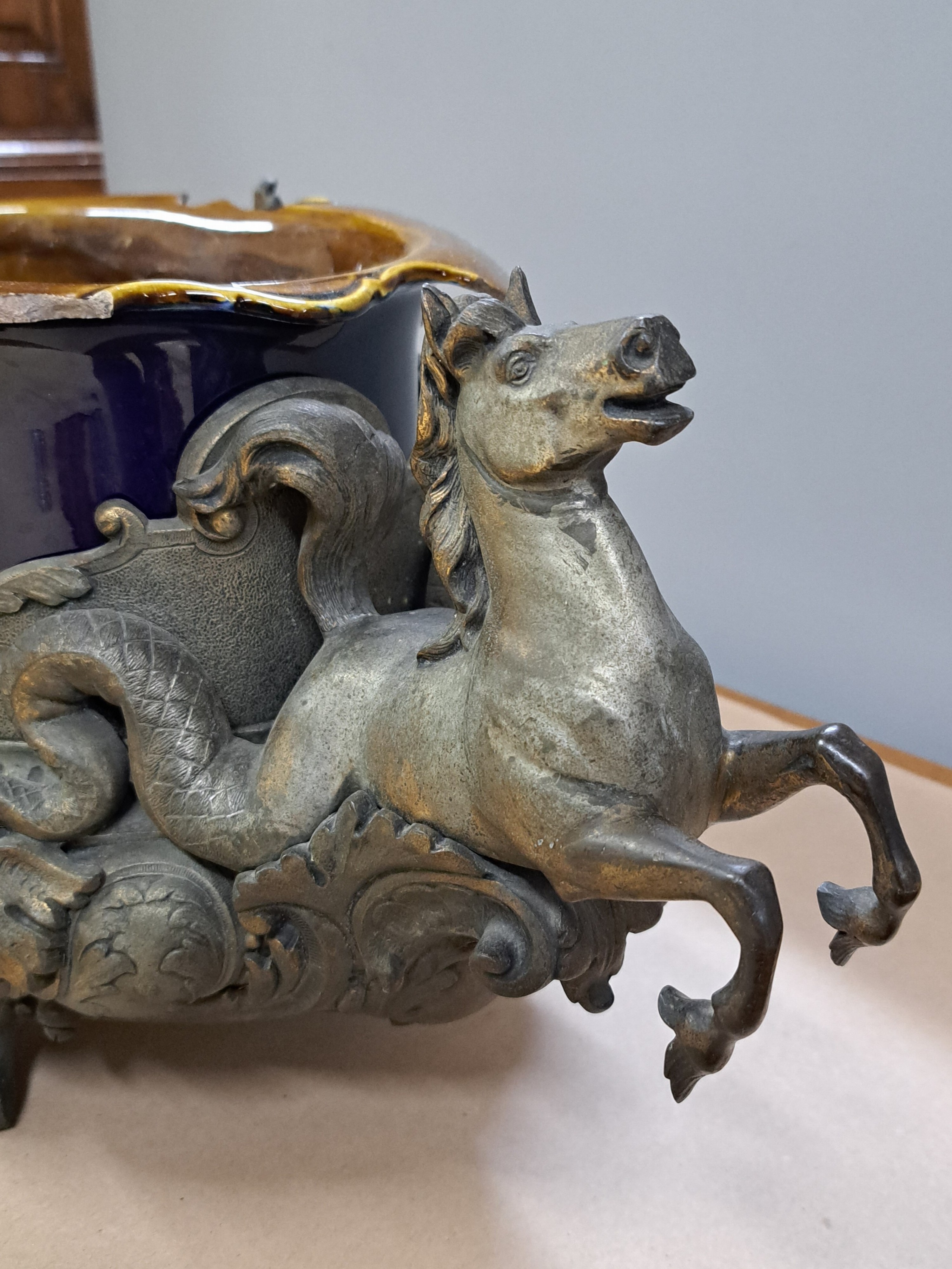 Detail c: Prunkvolle Jardiniere des Historismus, deutsch, um 1900, Zinn-Zink-Guß mit Resten alter Vergoldung, Handhaben in Form eines Paares Hippokampen, ...