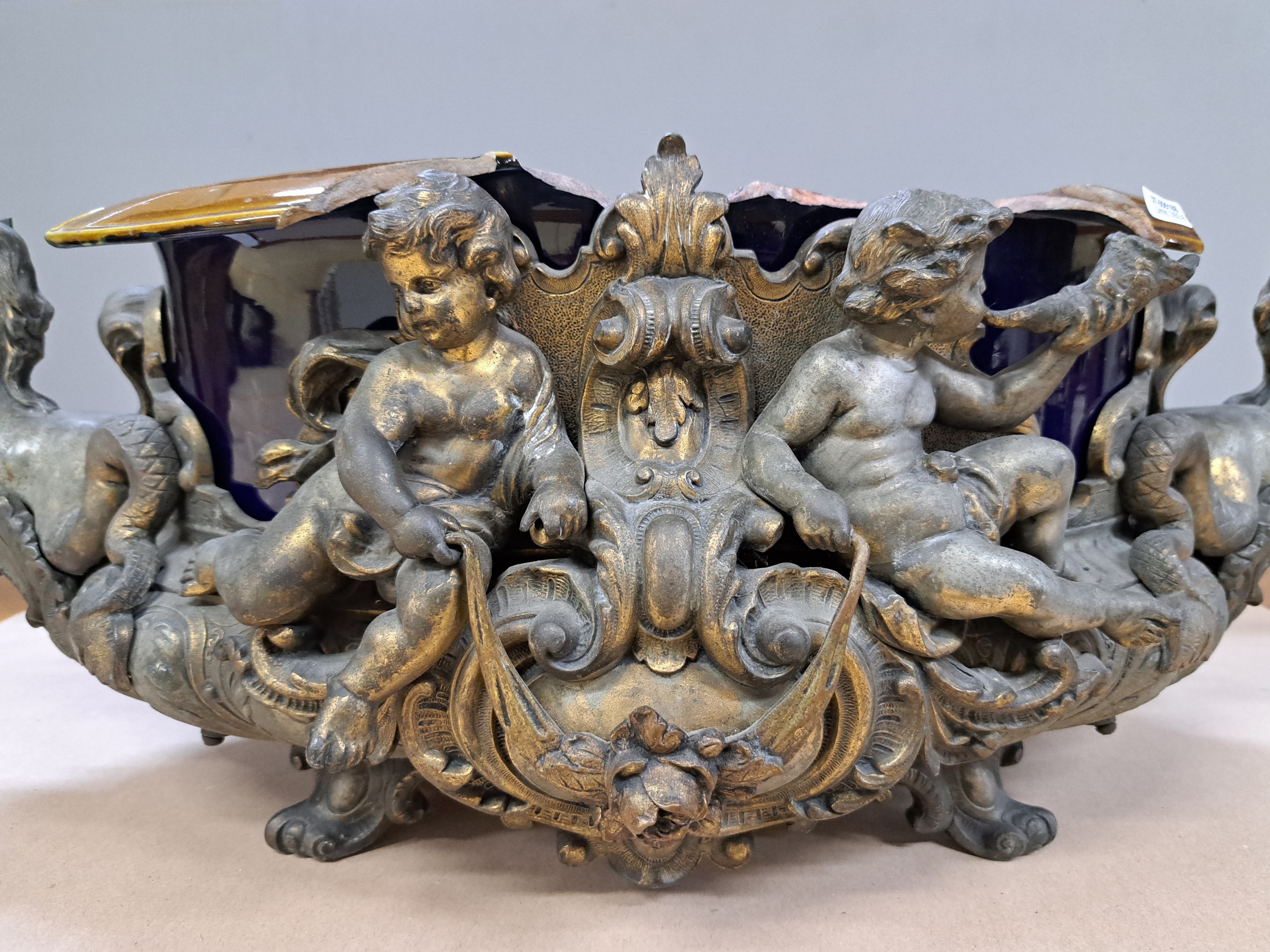 Detail d: Prunkvolle Jardiniere des Historismus, deutsch, um 1900, Zinn-Zink-Guß mit Resten alter Vergoldung, Handhaben in Form eines Paares Hippokampen, ...