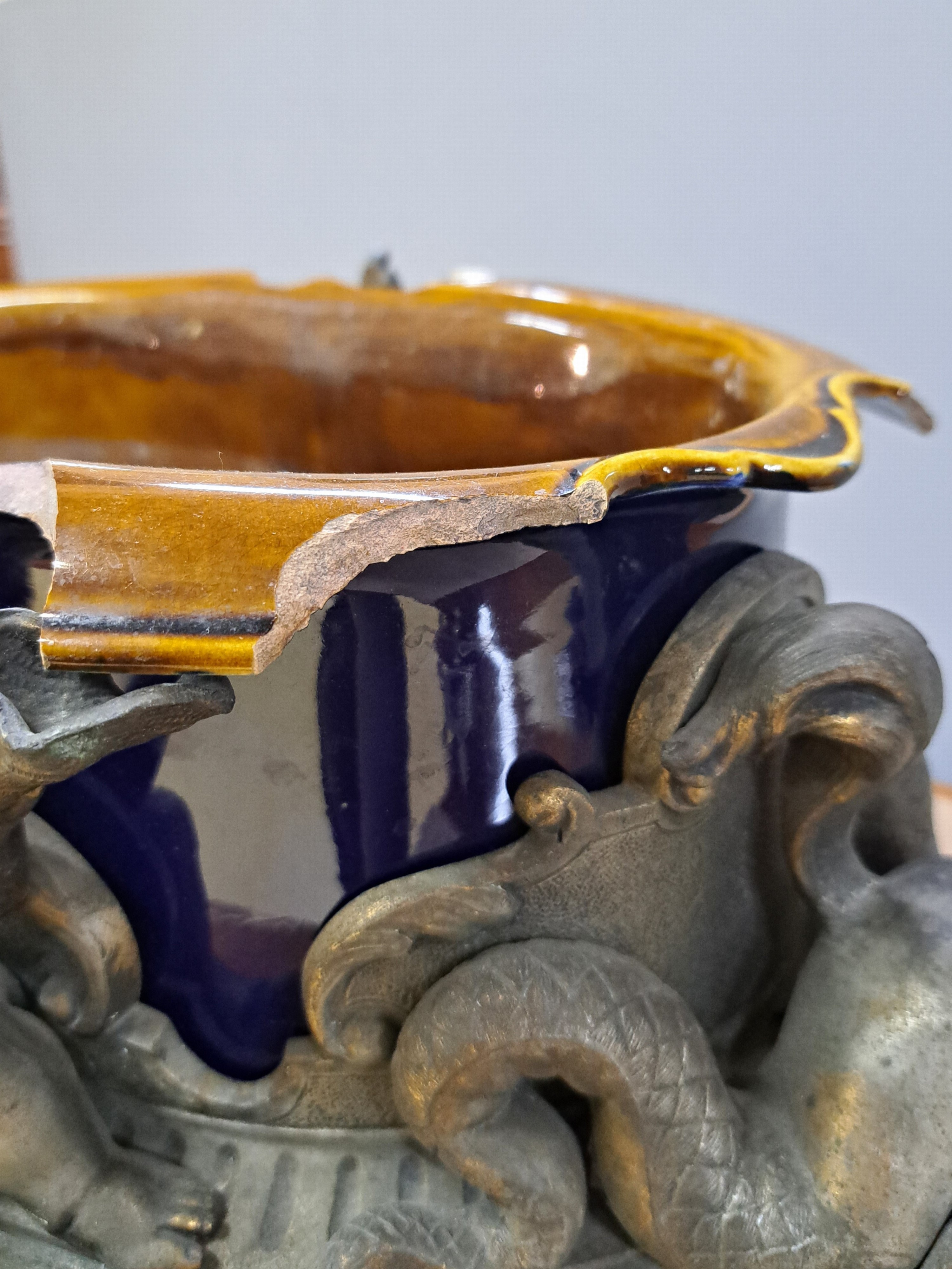 Detail e: Prunkvolle Jardiniere des Historismus, deutsch, um 1900, Zinn-Zink-Guß mit Resten alter Vergoldung, Handhaben in Form eines Paares Hippokampen, ...