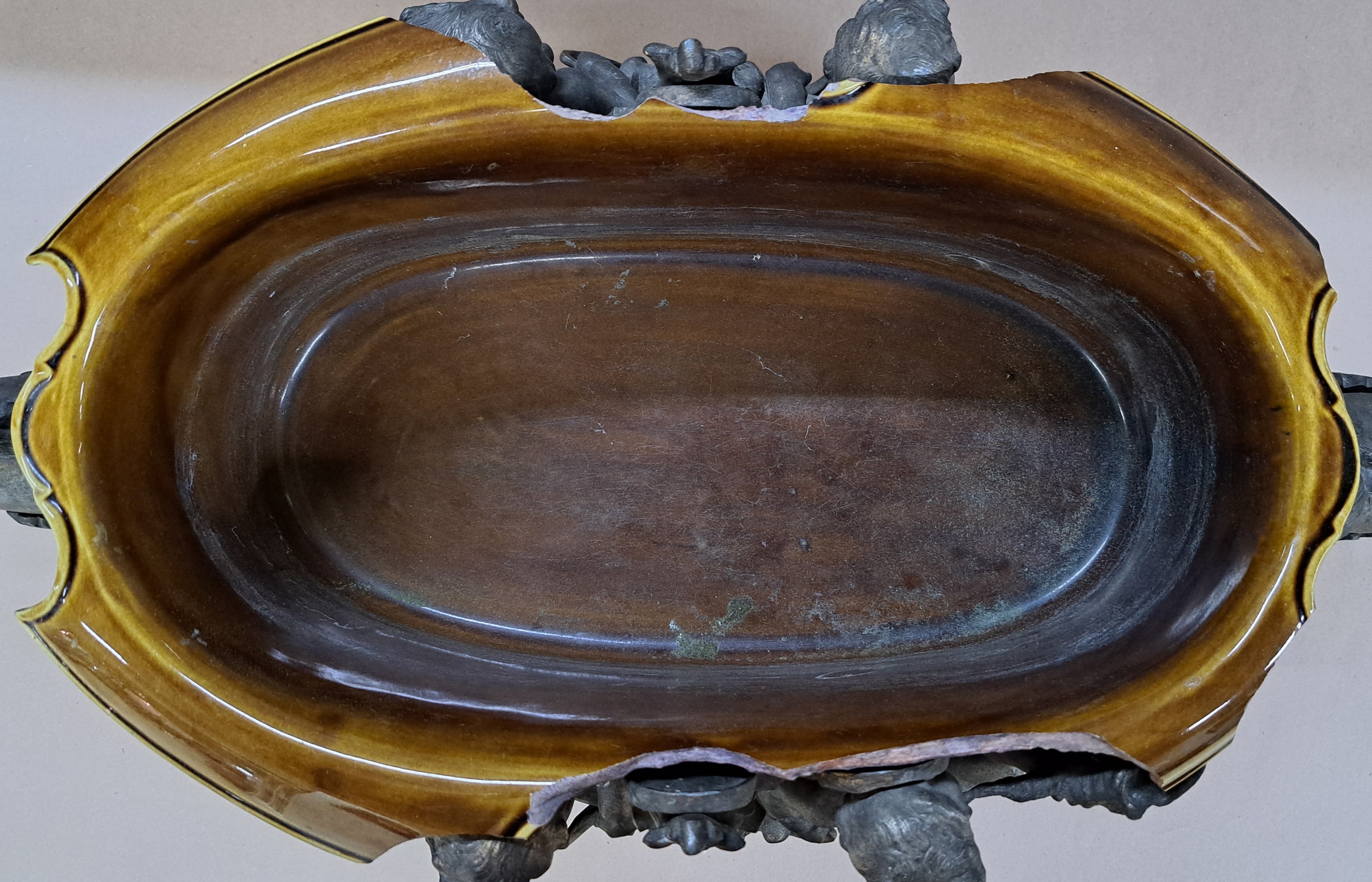 Detail g: Prunkvolle Jardiniere des Historismus, deutsch, um 1900, Zinn-Zink-Guß mit Resten alter Vergoldung, Handhaben in Form eines Paares Hippokampen, ...