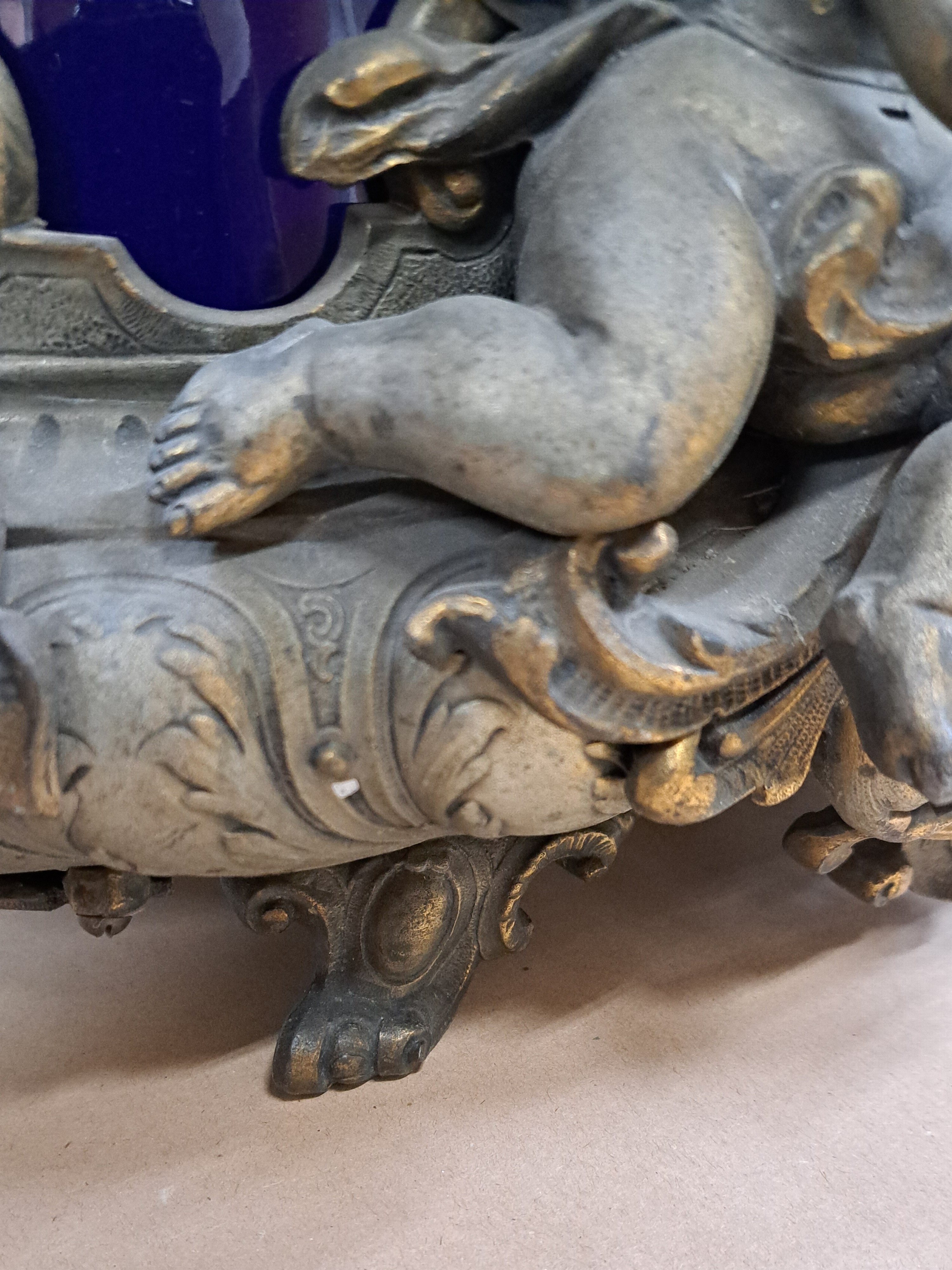 Detail i: Prunkvolle Jardiniere des Historismus, deutsch, um 1900, Zinn-Zink-Guß mit Resten alter Vergoldung, Handhaben in Form eines Paares Hippokampen, ...