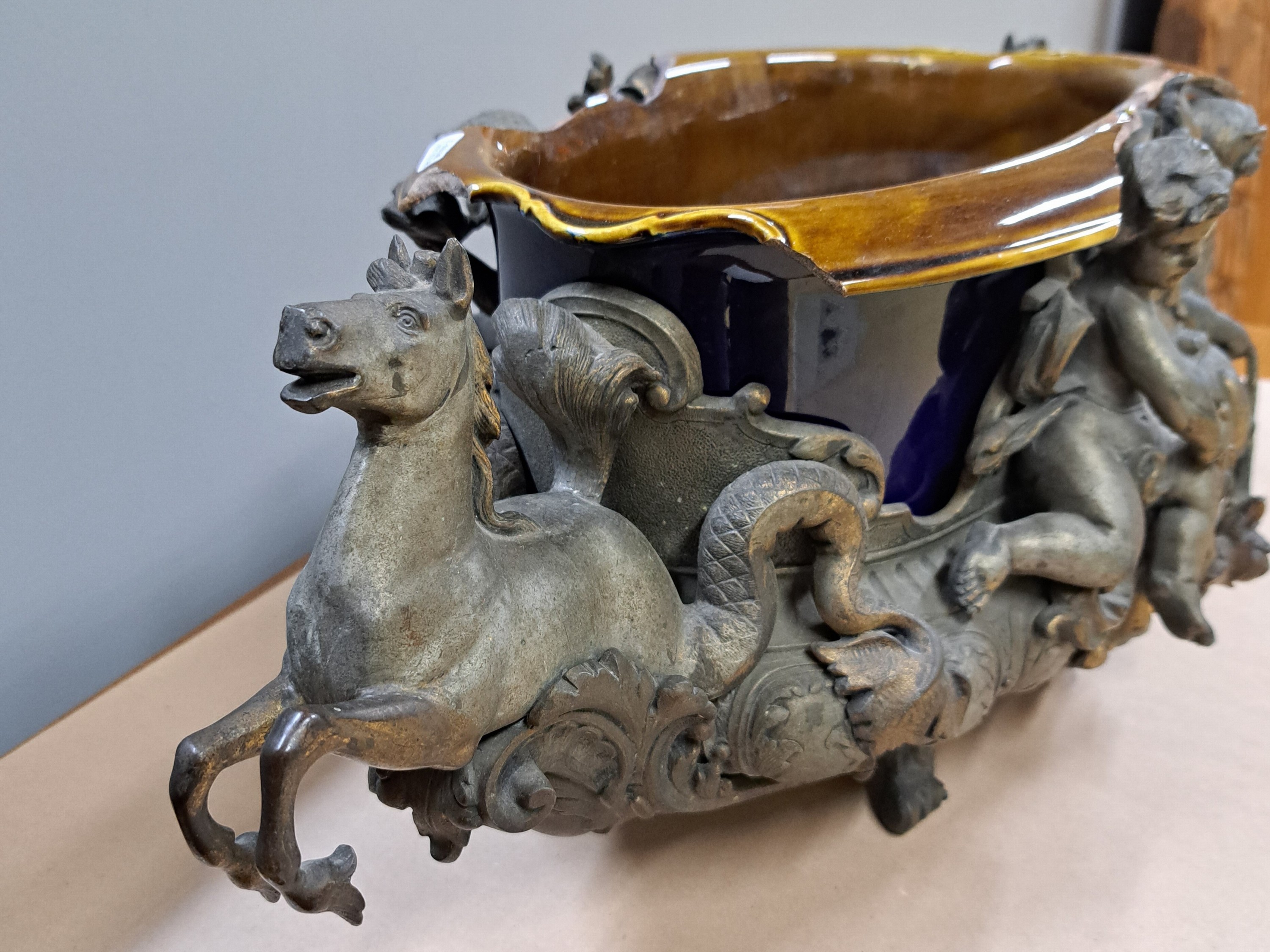 Detail j: Prunkvolle Jardiniere des Historismus, deutsch, um 1900, Zinn-Zink-Guß mit Resten alter Vergoldung, Handhaben in Form eines Paares Hippokampen, ...