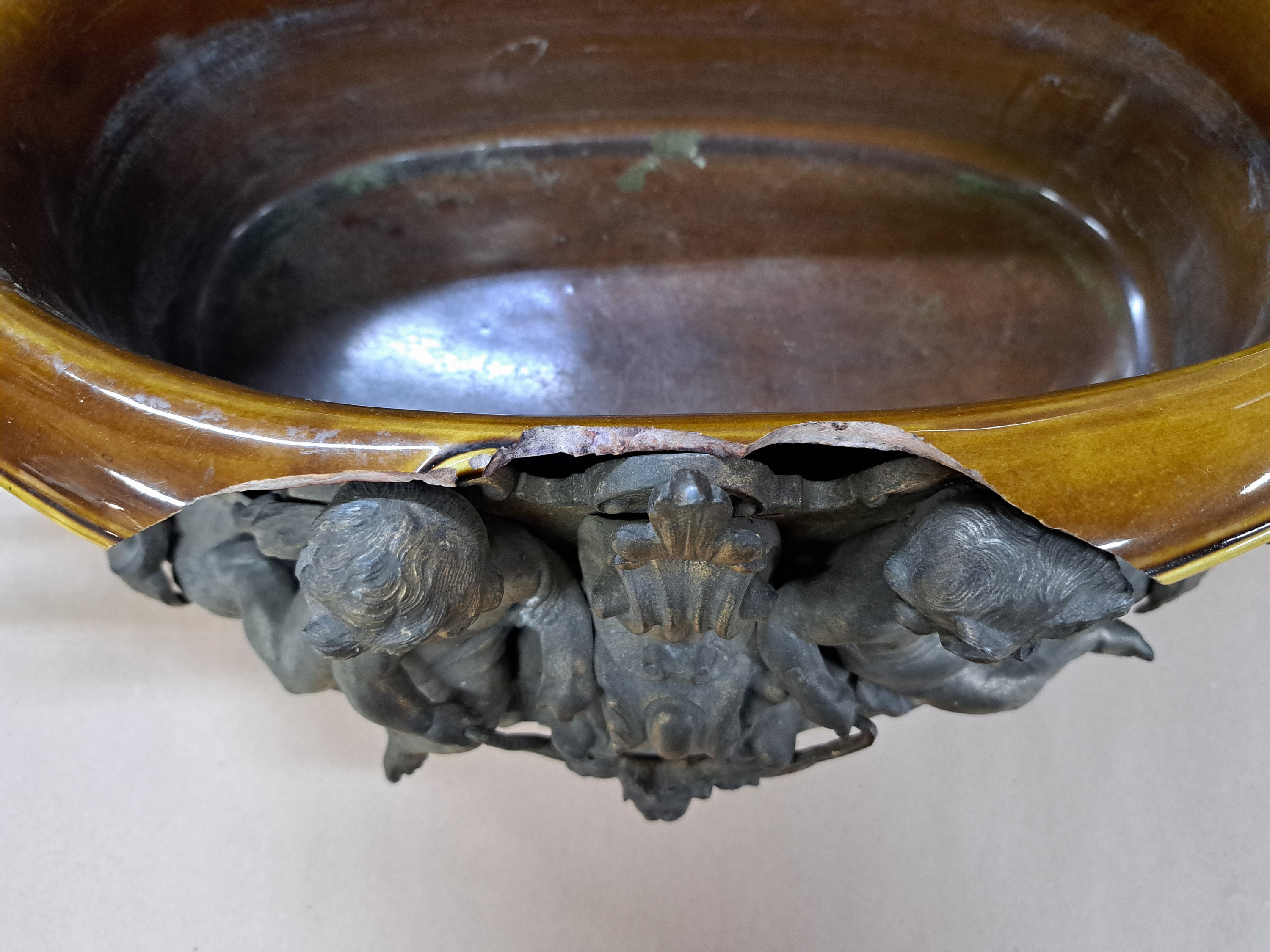 Detail k: Prunkvolle Jardiniere des Historismus, deutsch, um 1900, Zinn-Zink-Guß mit Resten alter Vergoldung, Handhaben in Form eines Paares Hippokampen, ...