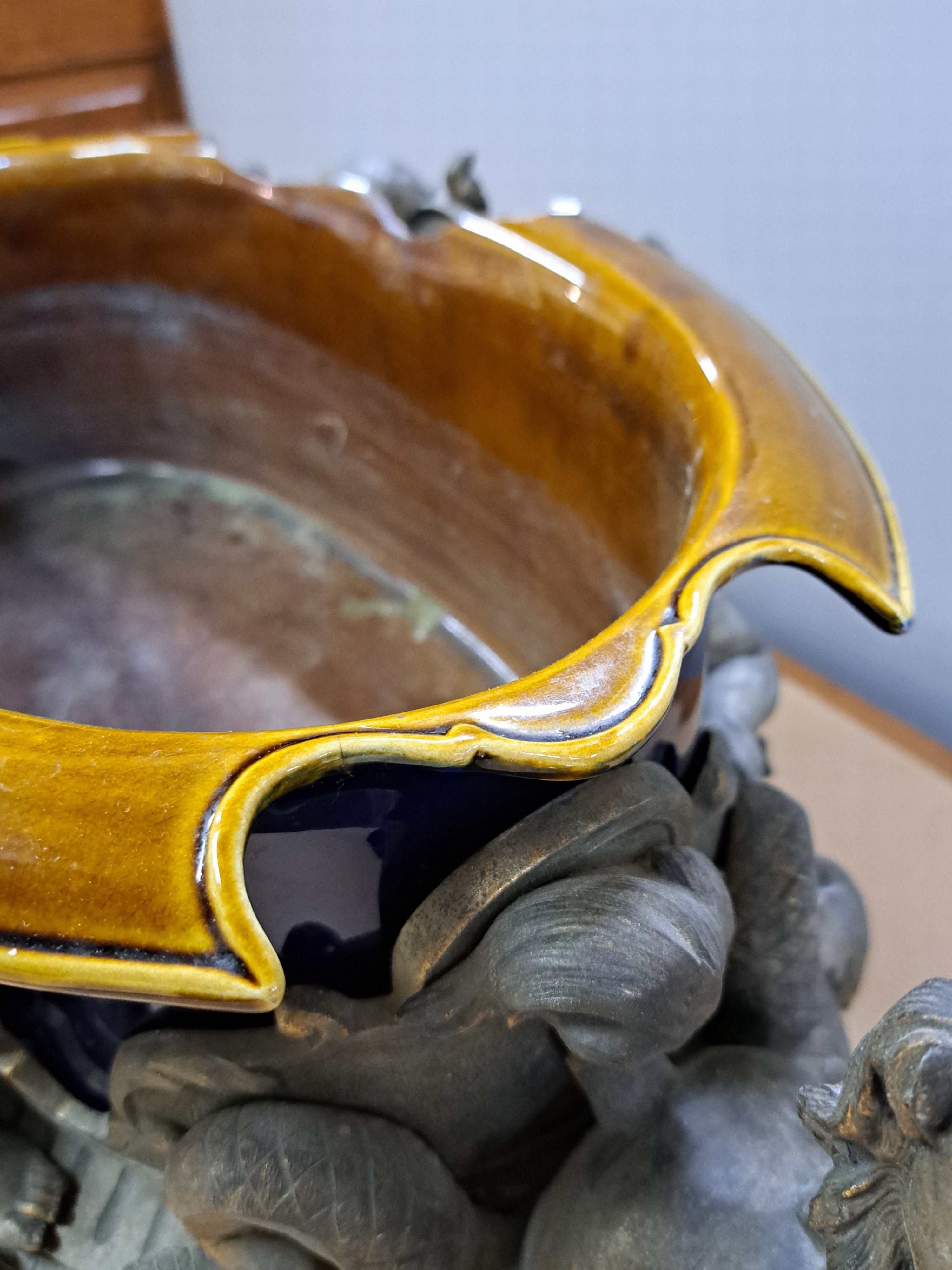 Detail l: Prunkvolle Jardiniere des Historismus, deutsch, um 1900, Zinn-Zink-Guß mit Resten alter Vergoldung, Handhaben in Form eines Paares Hippokampen, ...