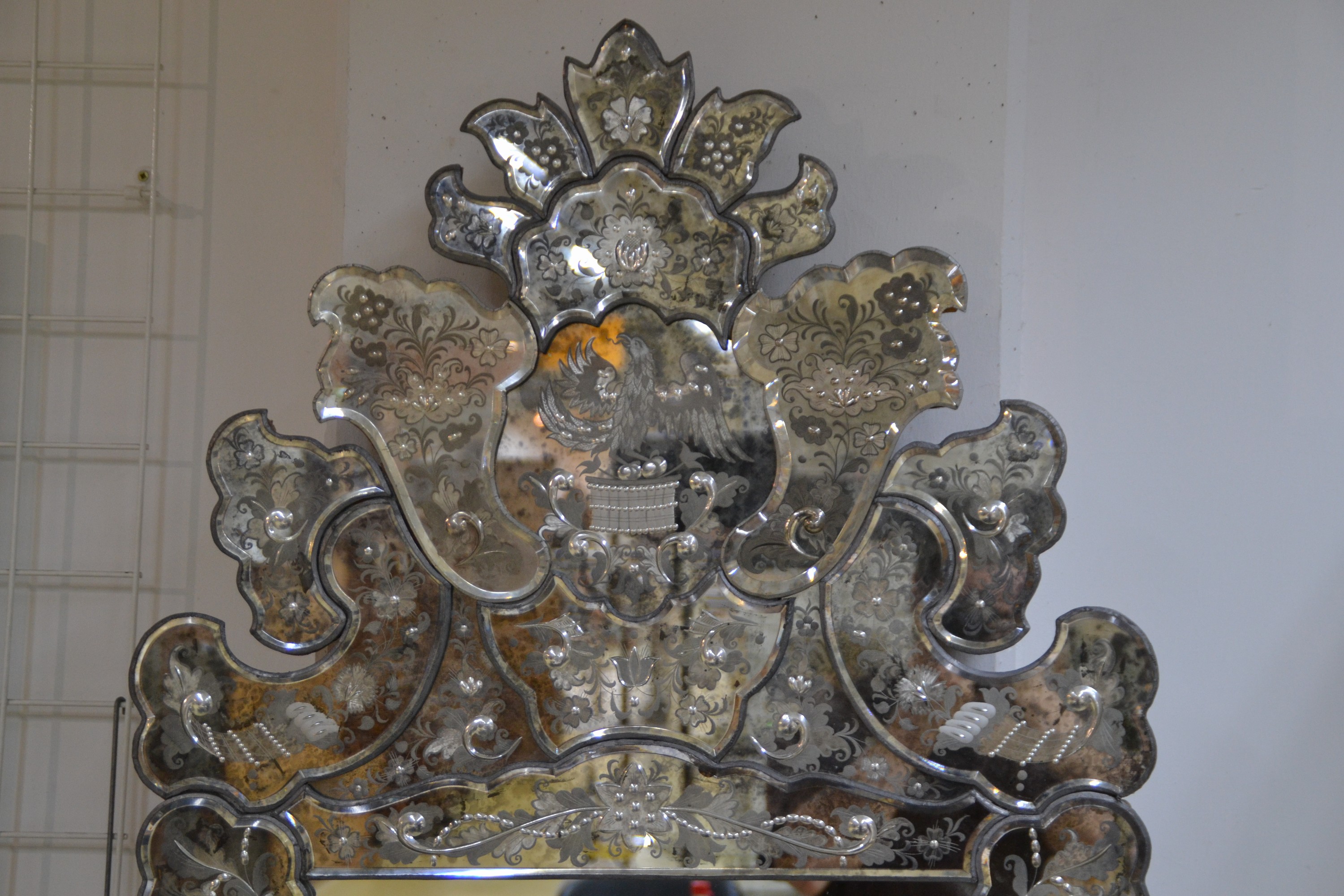 Detail a: Prunkspiegel, Zuschreibung Fritz Heckert, 1870er-Jahre, 28 einzelne Spiegelelemente, facettiert, mit Silber gegossen, geschliffen, reicher Dekor von ...