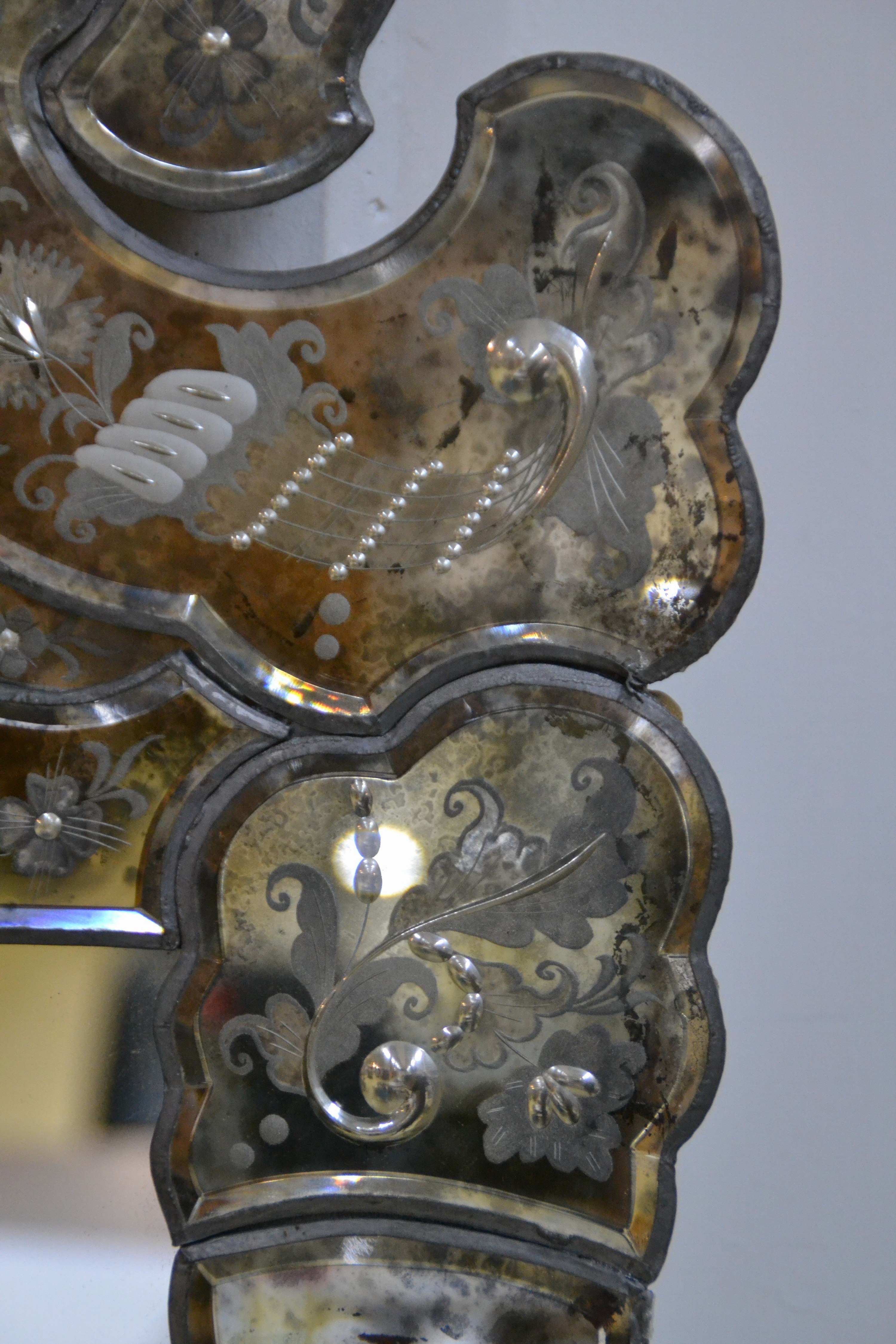 Detail b: Prunkspiegel, Zuschreibung Fritz Heckert, 1870er-Jahre, 28 einzelne Spiegelelemente, facettiert, mit Silber gegossen, geschliffen, reicher Dekor von ...