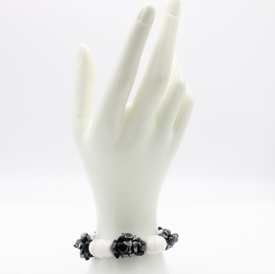 27118310a - Flexibles Armband mit Schneeflockenobsidianen und Howlithen