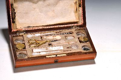 Image Reise-Necessaire mit Nähbesteck aus Perlmutt, wohl Österreich, 19.Jh., Holzgehäuse, ...