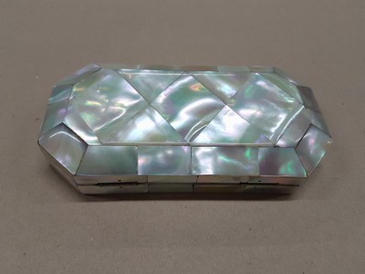 27118314b - Reise-Necessaire aus Perlmutt, ausgehendes 19 .Jh., Korpus aus Bein belegt mit ...