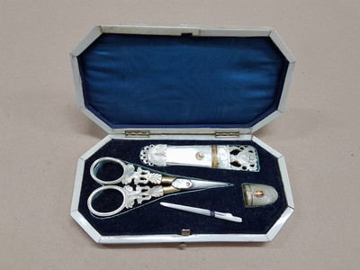27118314d - Reise-Necessaire aus Perlmutt, ausgehendes 19 .Jh., Korpus aus Bein belegt mit ...