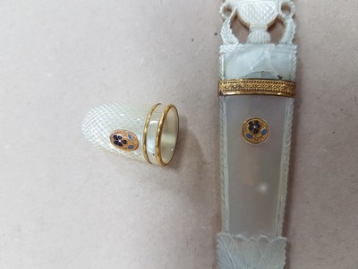27118314f - Reise-Necessaire aus Perlmutt, ausgehendes 19 .Jh., Korpus aus Bein belegt mit ...