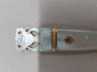 27118314g - Reise-Necessaire aus Perlmutt, ausgehendes 19 .Jh., Korpus aus Bein belegt mit ...