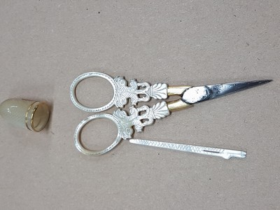 27118314i - Reise-Necessaire aus Perlmutt, ausgehendes 19 .Jh., Korpus aus Bein belegt mit ...