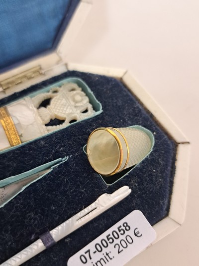 27118314j - Reise-Necessaire aus Perlmutt, ausgehendes 19 .Jh., Korpus aus Bein belegt mit ...