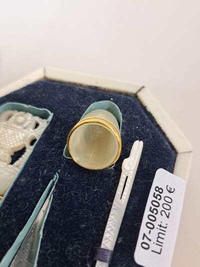 27118314k - Reise-Necessaire aus Perlmutt, ausgehendes 19 .Jh., Korpus aus Bein belegt mit ...