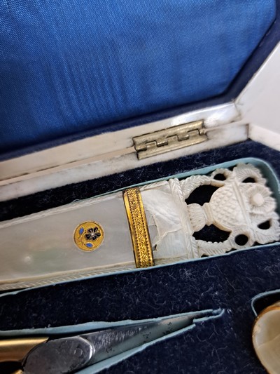 27118314l - Reise-Necessaire aus Perlmutt, ausgehendes 19 .Jh., Korpus aus Bein belegt mit ...