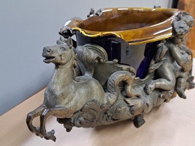 27118319j - Prunkvolle Jardiniere des Historismus, deutsch, um 1900, Zinn-Zink-Guß mit Resten alter ...