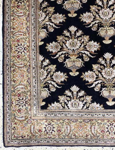 27118321b - Ghom Seide alt, Persien, Mitte 20.Jhd, reine Naturseide, ca. 215 x 140 cm, EHZ: 2 ...