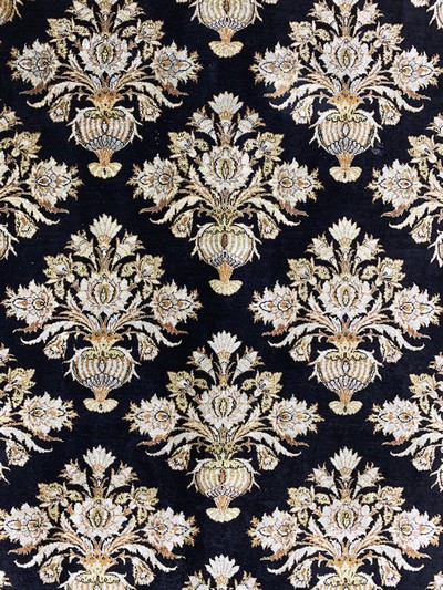 27118321c - Ghom Seide alt, Persien, Mitte 20.Jhd, reine Naturseide, ca. 215 x 140 cm, EHZ: 2 ...