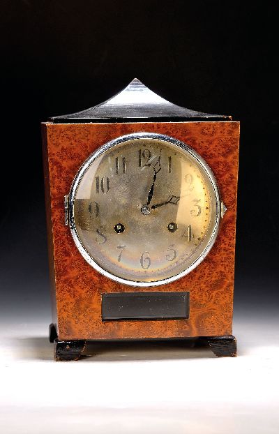 Image Tischuhr, deutsch um 1930, Holzgehäuse mit Wurzelholz-Optik, konisch zulaufend, z.T. ...