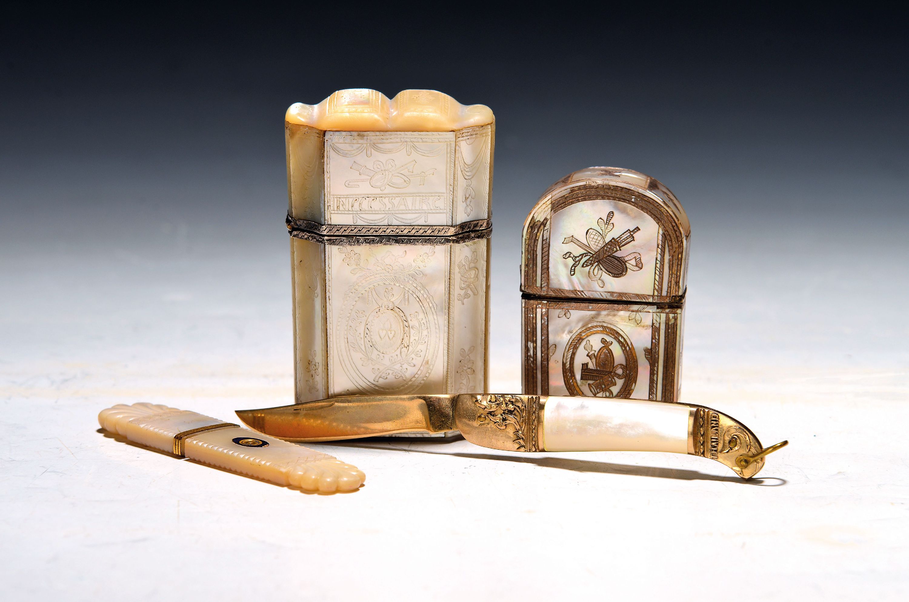 Image 27118449 - 2 Etuis, ein Taschenmesser und ein Nadeletui, Frankreich, 19.Jh., Perlmutt, Etuis z.T. ...