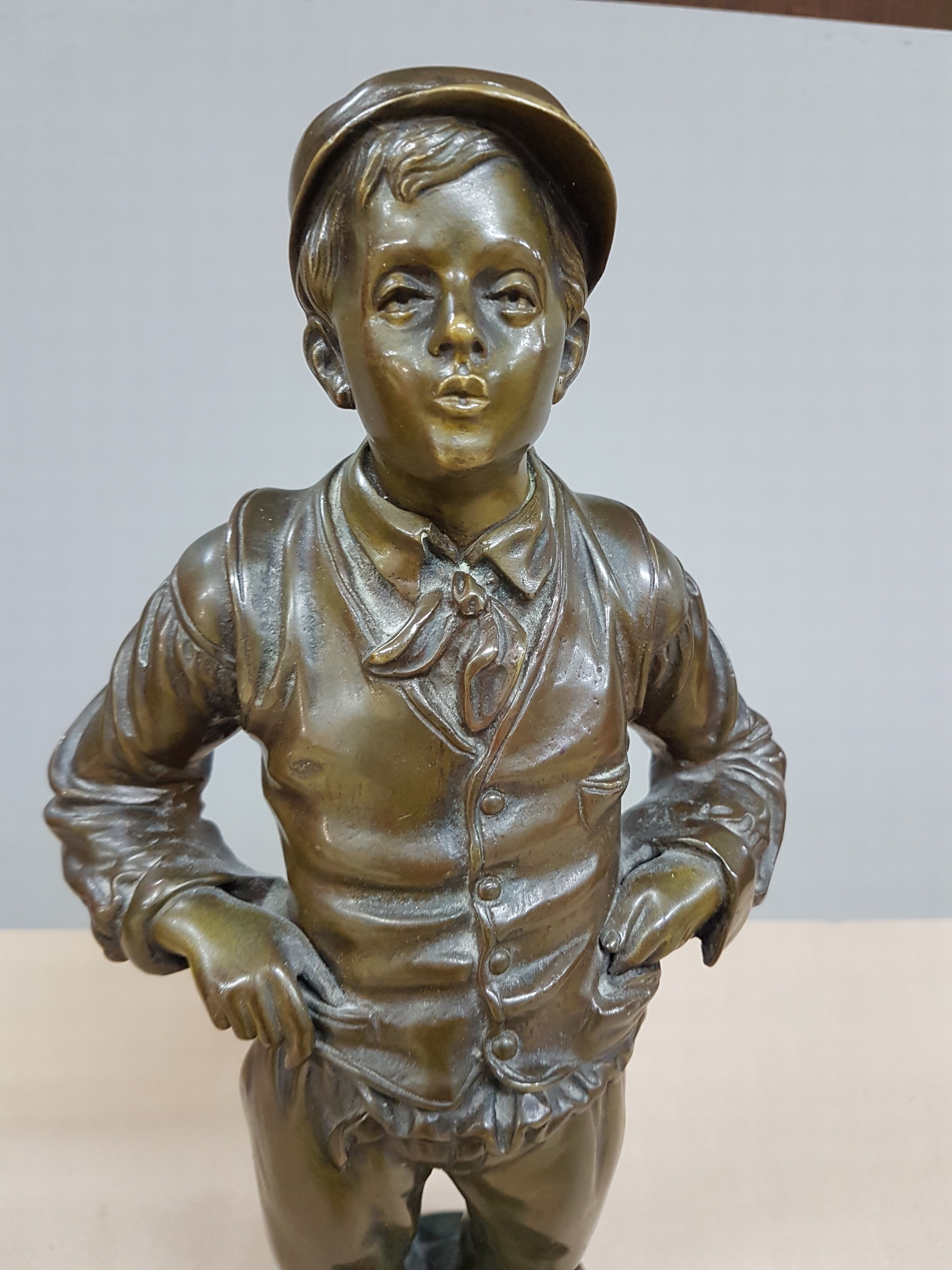 Detail e: Nach Charles Eloy Bailly (1830-1895), Bronzeskulptur, "Siffleur" Der Pfeifer, signiert, Ausführung des 20.Jh., H. 36 cm