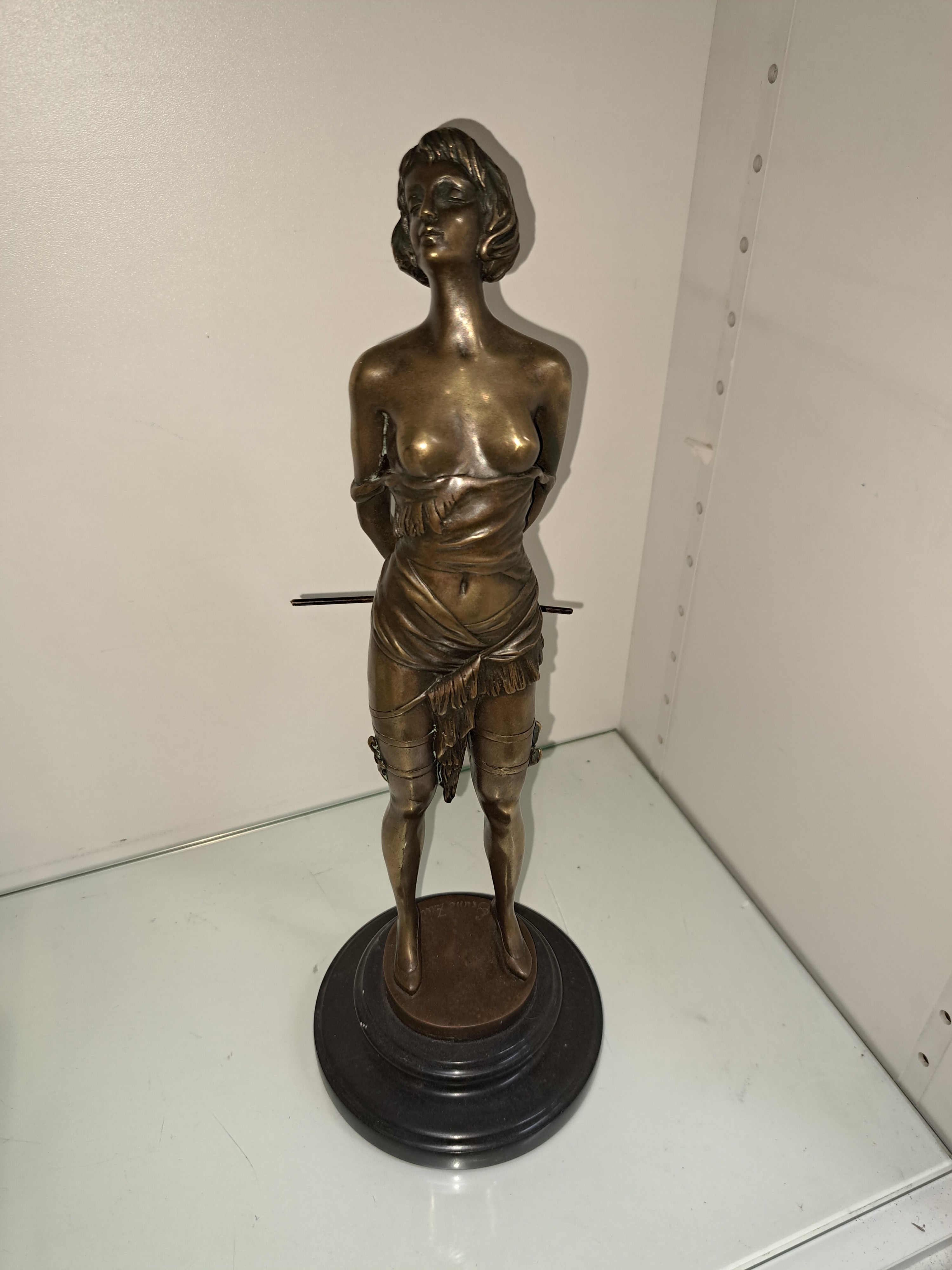 Detail a: Nach Bruno Zach; 1891-1935 Wien, Bronzeskulptur: "Erzieherin", auf schwarzer Plinthe, patiniert, signiert, Höhe 36cm