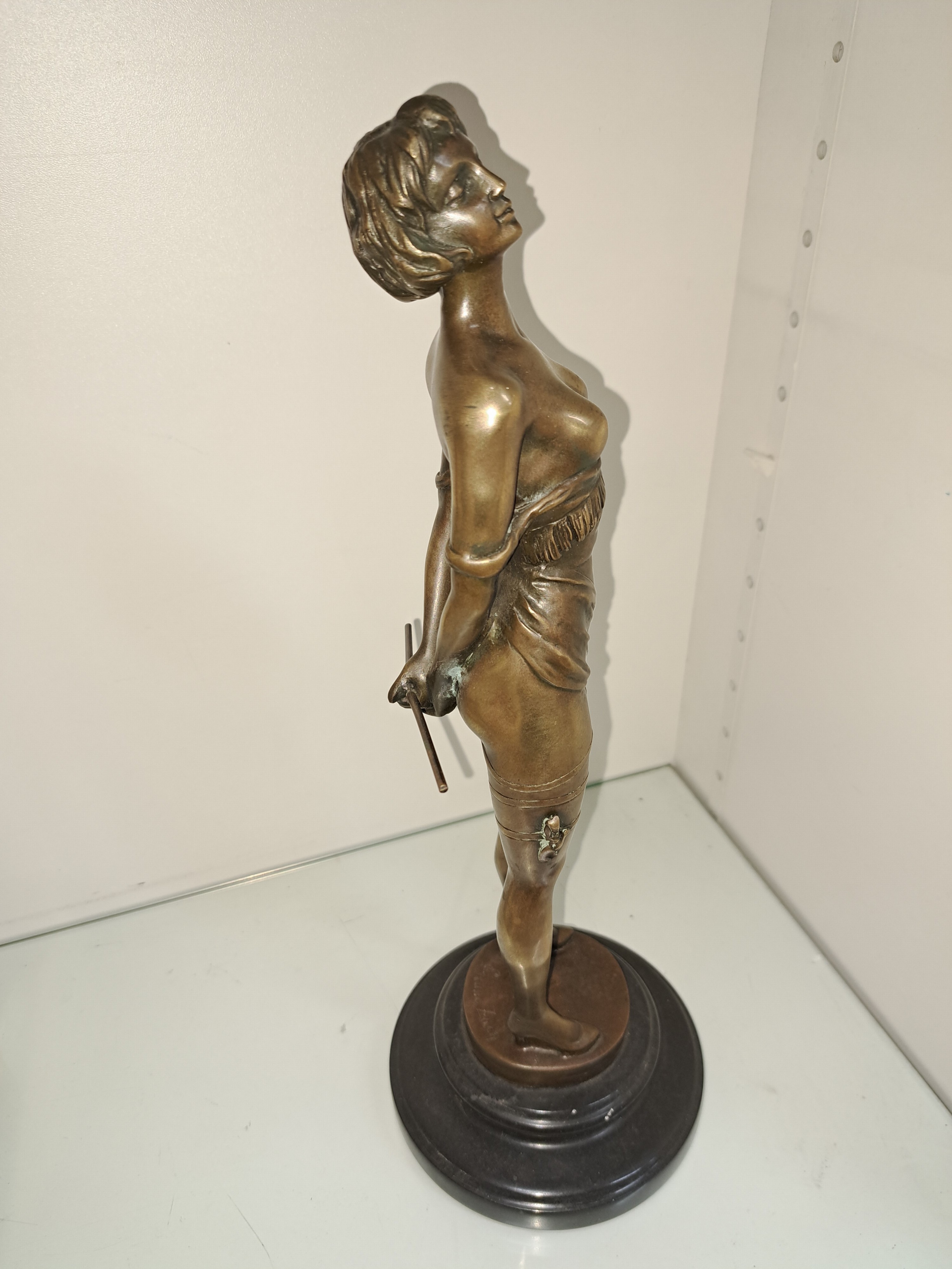 Detail b: Nach Bruno Zach; 1891-1935 Wien, Bronzeskulptur: "Erzieherin", auf schwarzer Plinthe, patiniert, signiert, Höhe 36cm