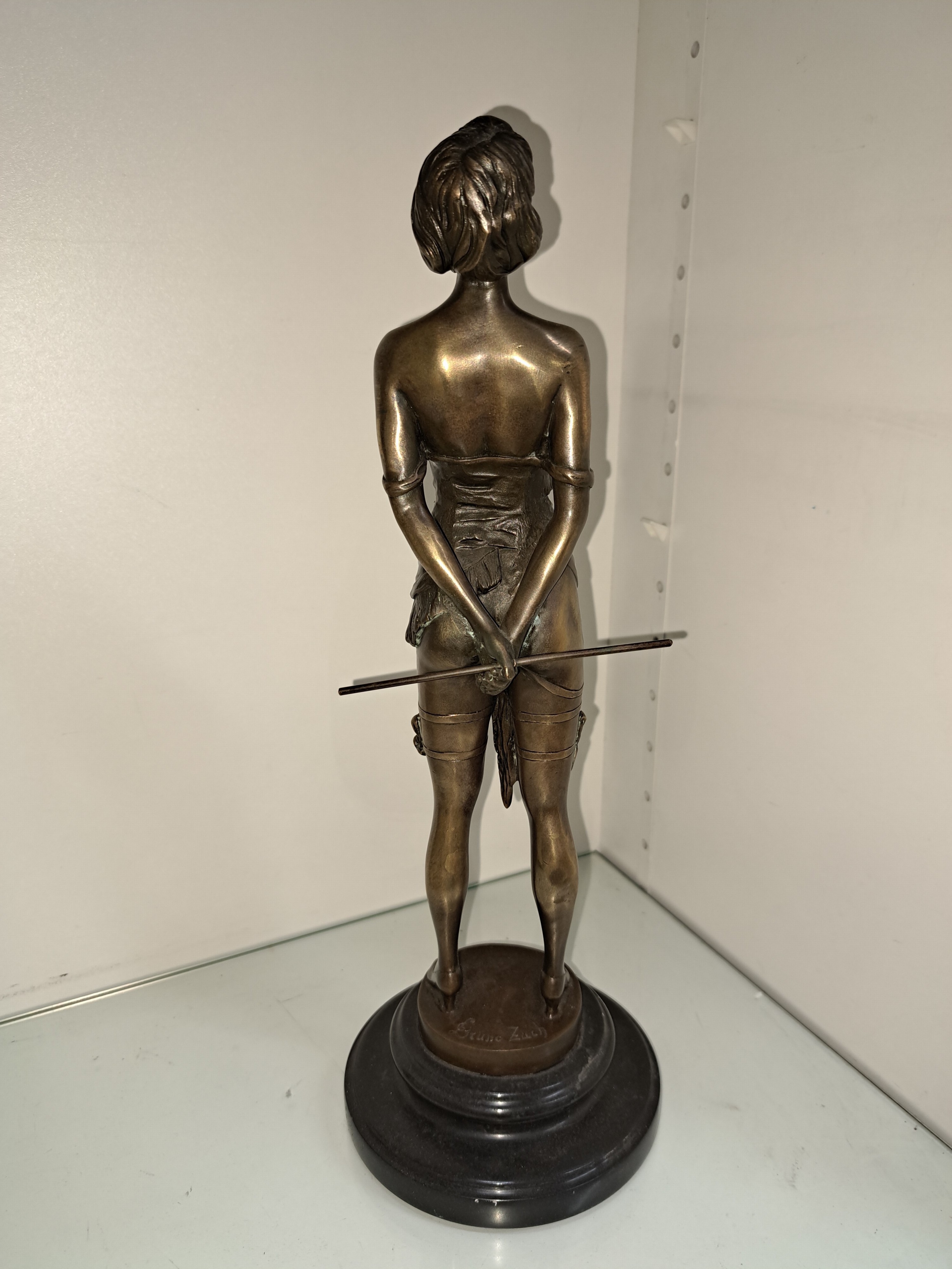 Detail c: Nach Bruno Zach; 1891-1935 Wien, Bronzeskulptur: "Erzieherin", auf schwarzer Plinthe, patiniert, signiert, Höhe 36cm