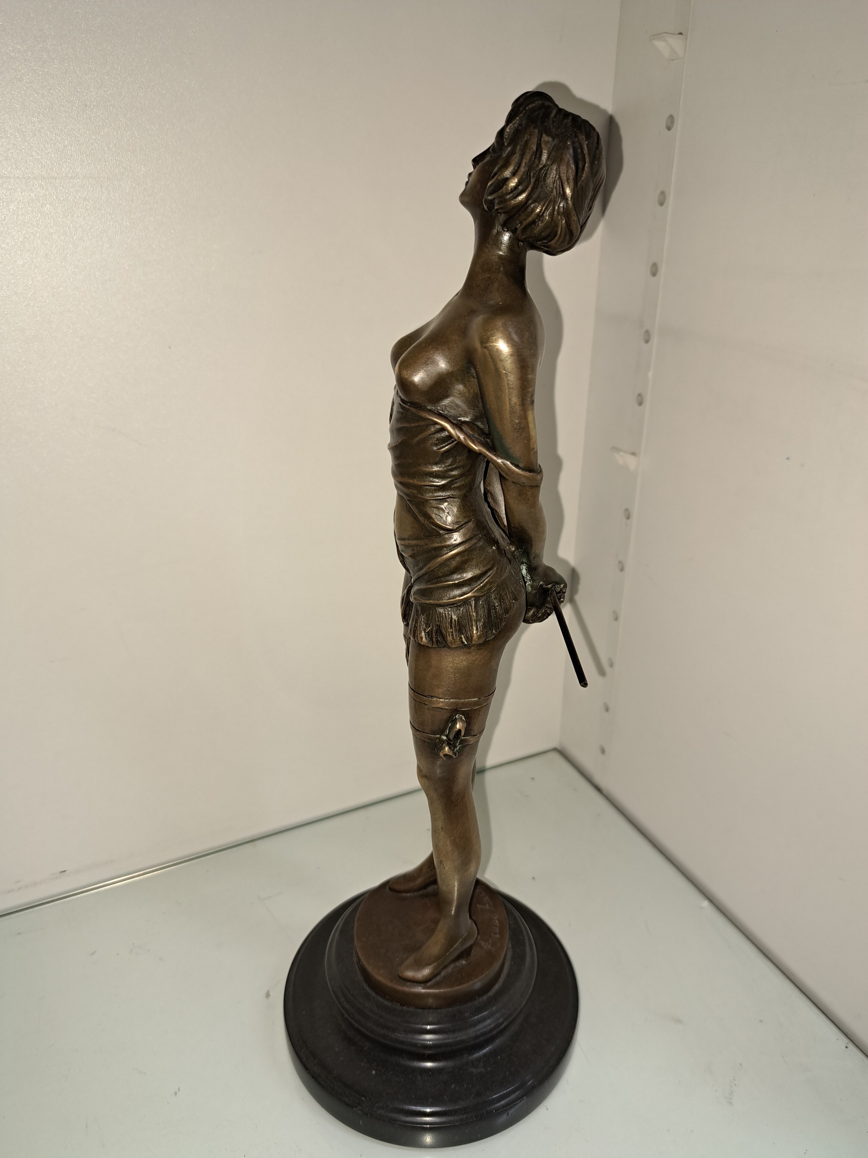 Detail d: Nach Bruno Zach; 1891-1935 Wien, Bronzeskulptur: "Erzieherin", auf schwarzer Plinthe, patiniert, signiert, Höhe 36cm