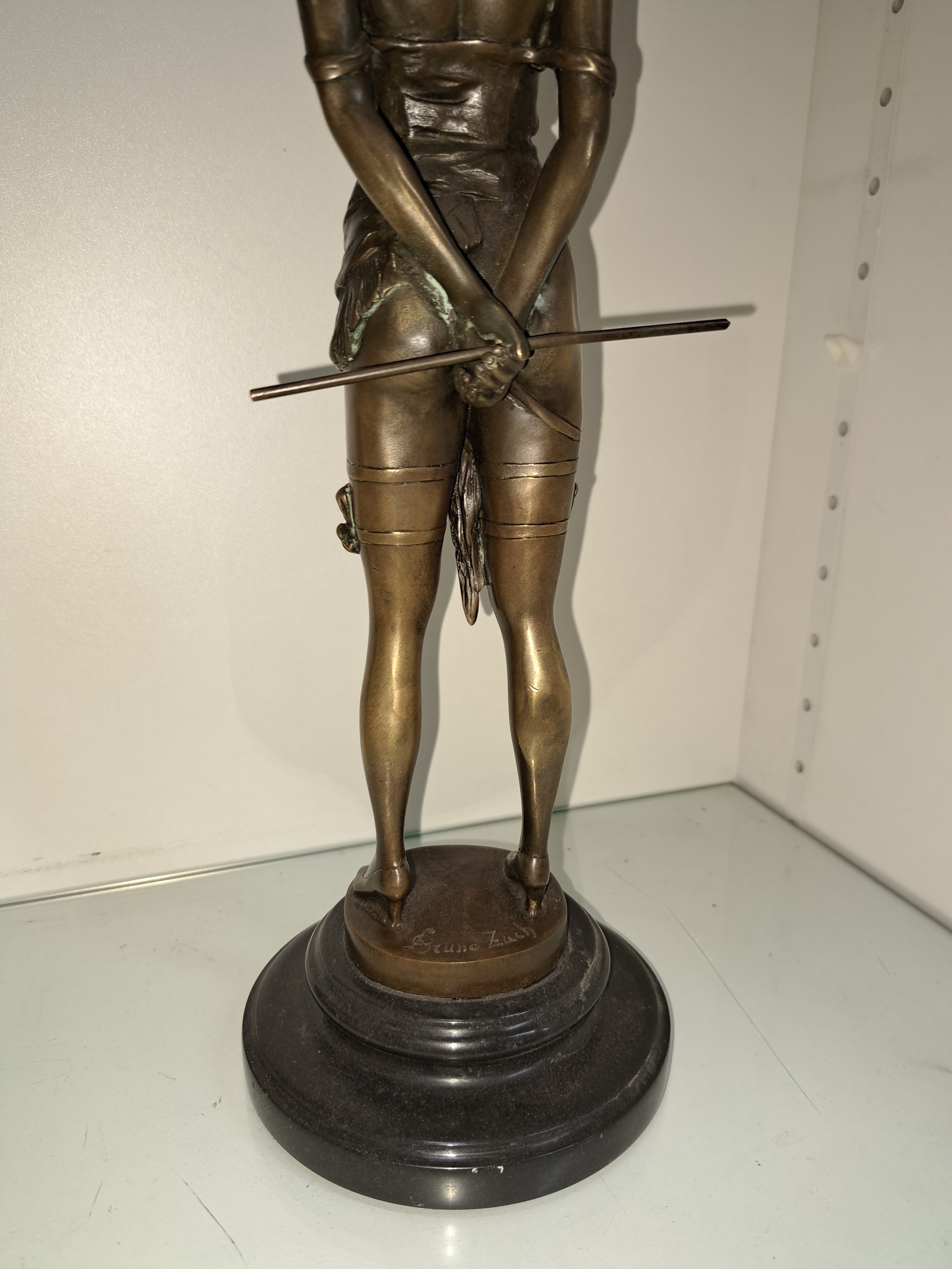 Detail e: Nach Bruno Zach; 1891-1935 Wien, Bronzeskulptur: "Erzieherin", auf schwarzer Plinthe, patiniert, signiert, Höhe 36cm