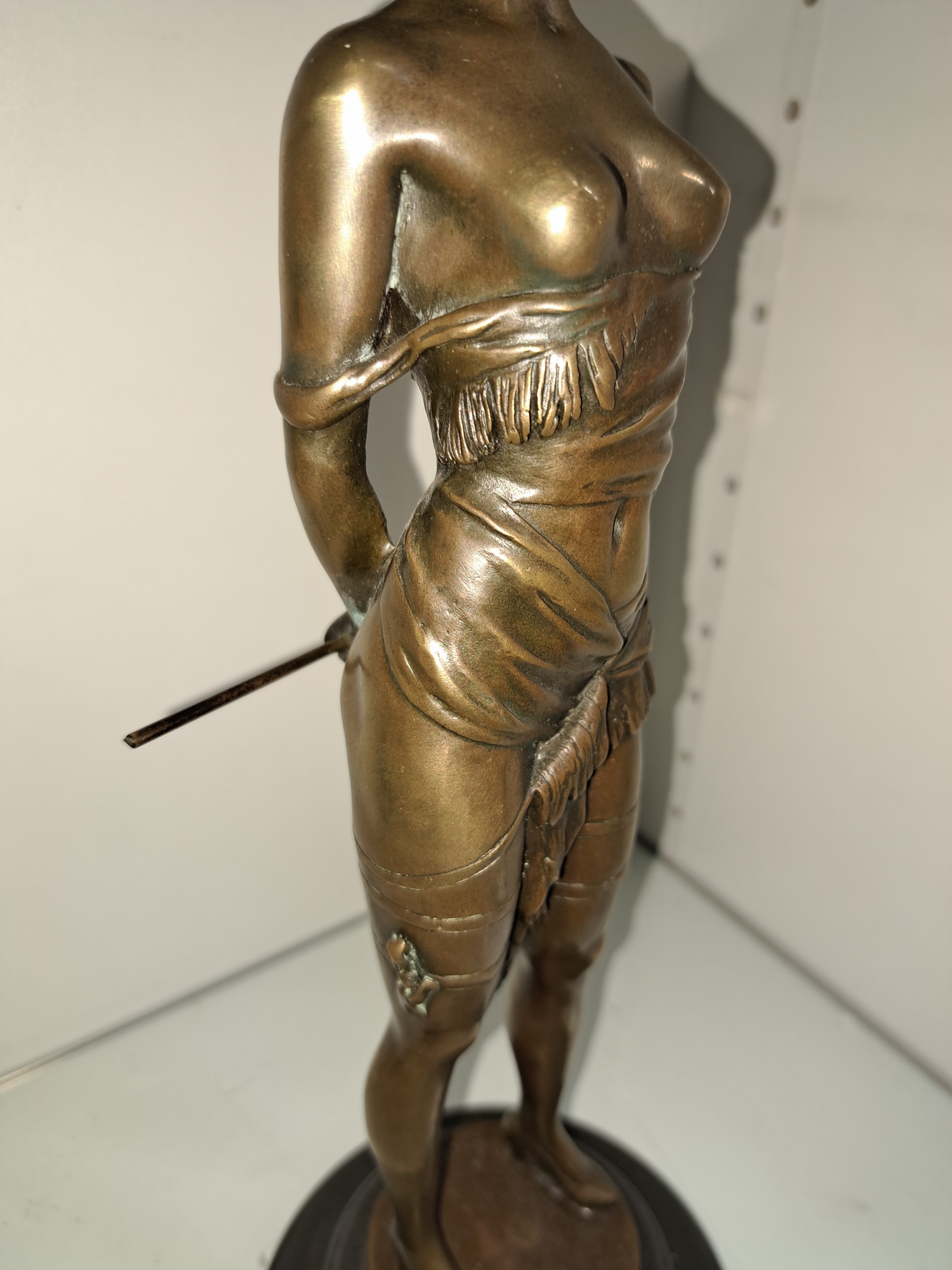 Detail g: Nach Bruno Zach; 1891-1935 Wien, Bronzeskulptur: "Erzieherin", auf schwarzer Plinthe, patiniert, signiert, Höhe 36cm