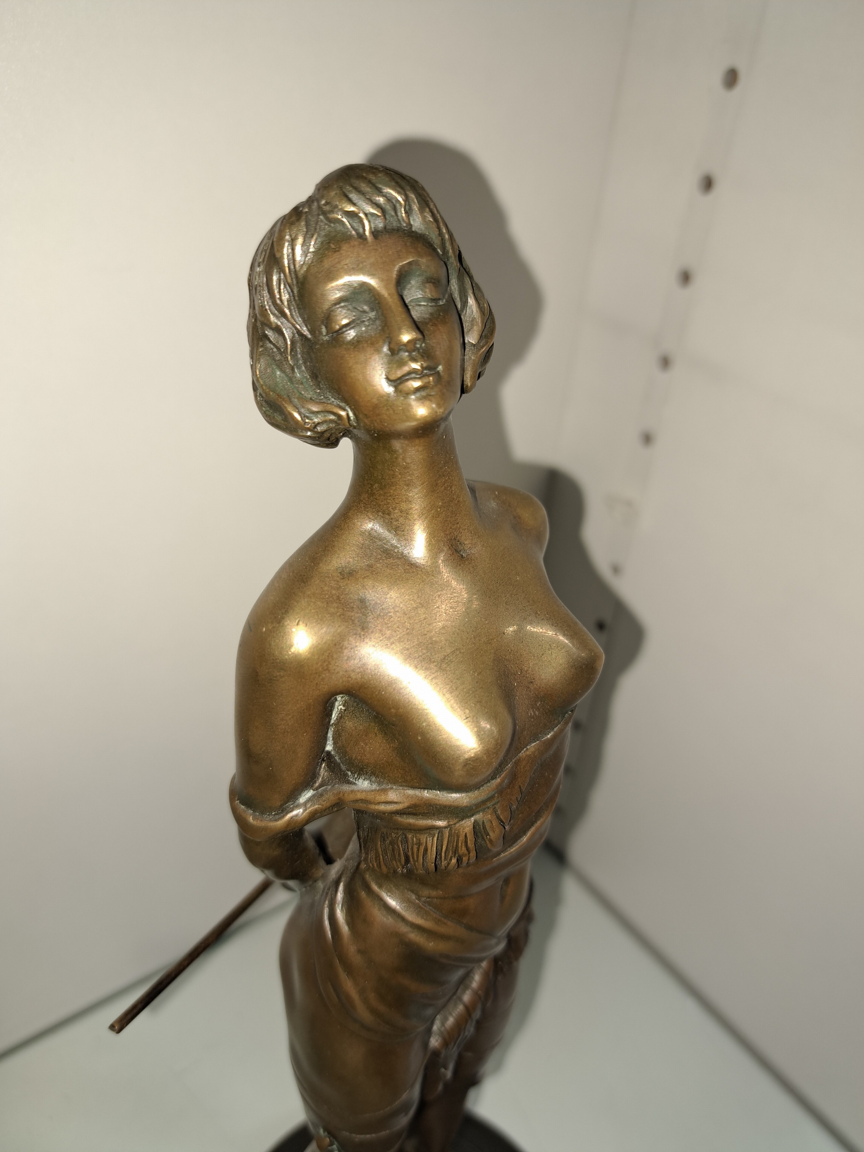 Detail h: Nach Bruno Zach; 1891-1935 Wien, Bronzeskulptur: "Erzieherin", auf schwarzer Plinthe, patiniert, signiert, Höhe 36cm