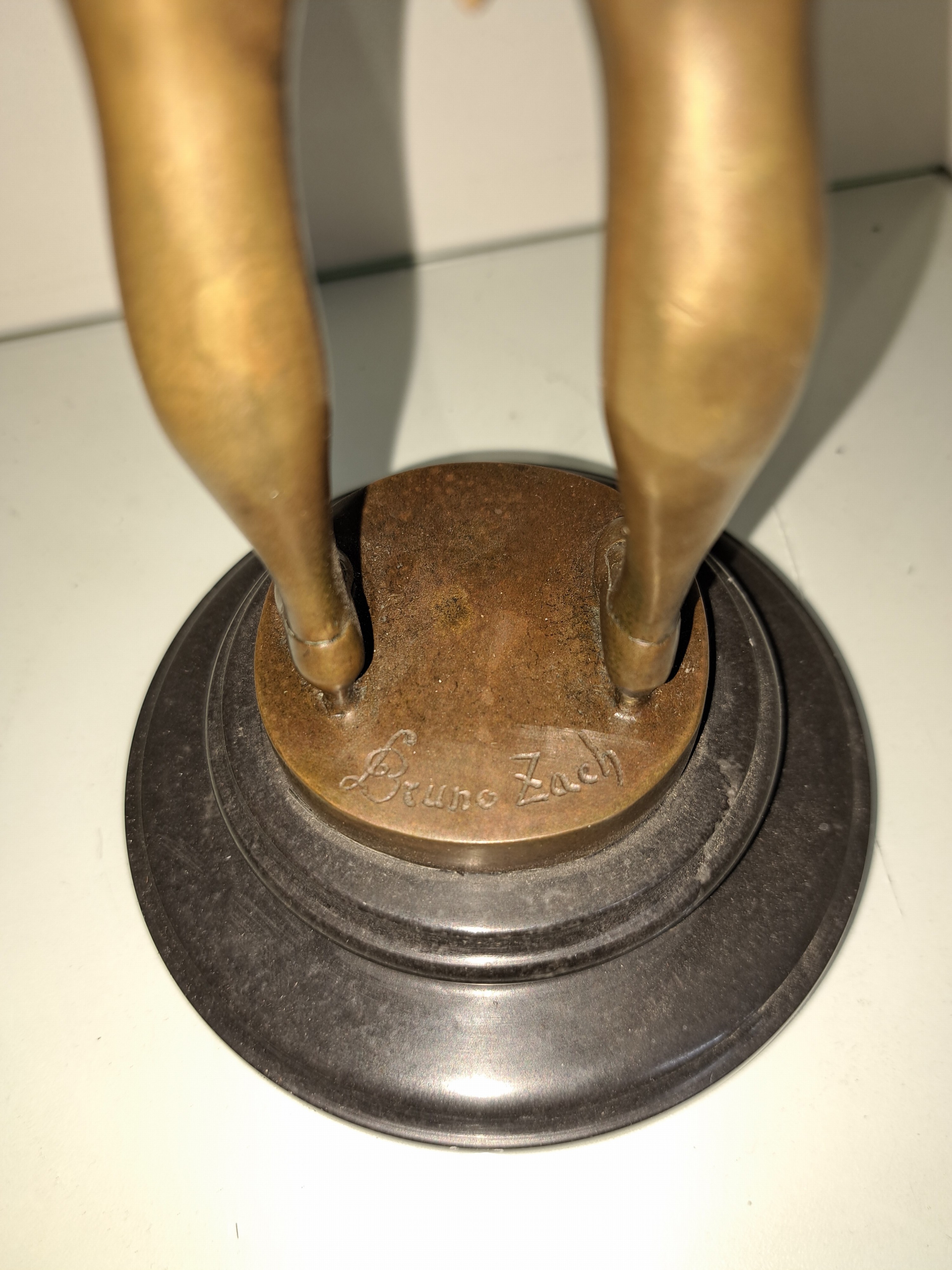 Detail i: Nach Bruno Zach; 1891-1935 Wien, Bronzeskulptur: "Erzieherin", auf schwarzer Plinthe, patiniert, signiert, Höhe 36cm