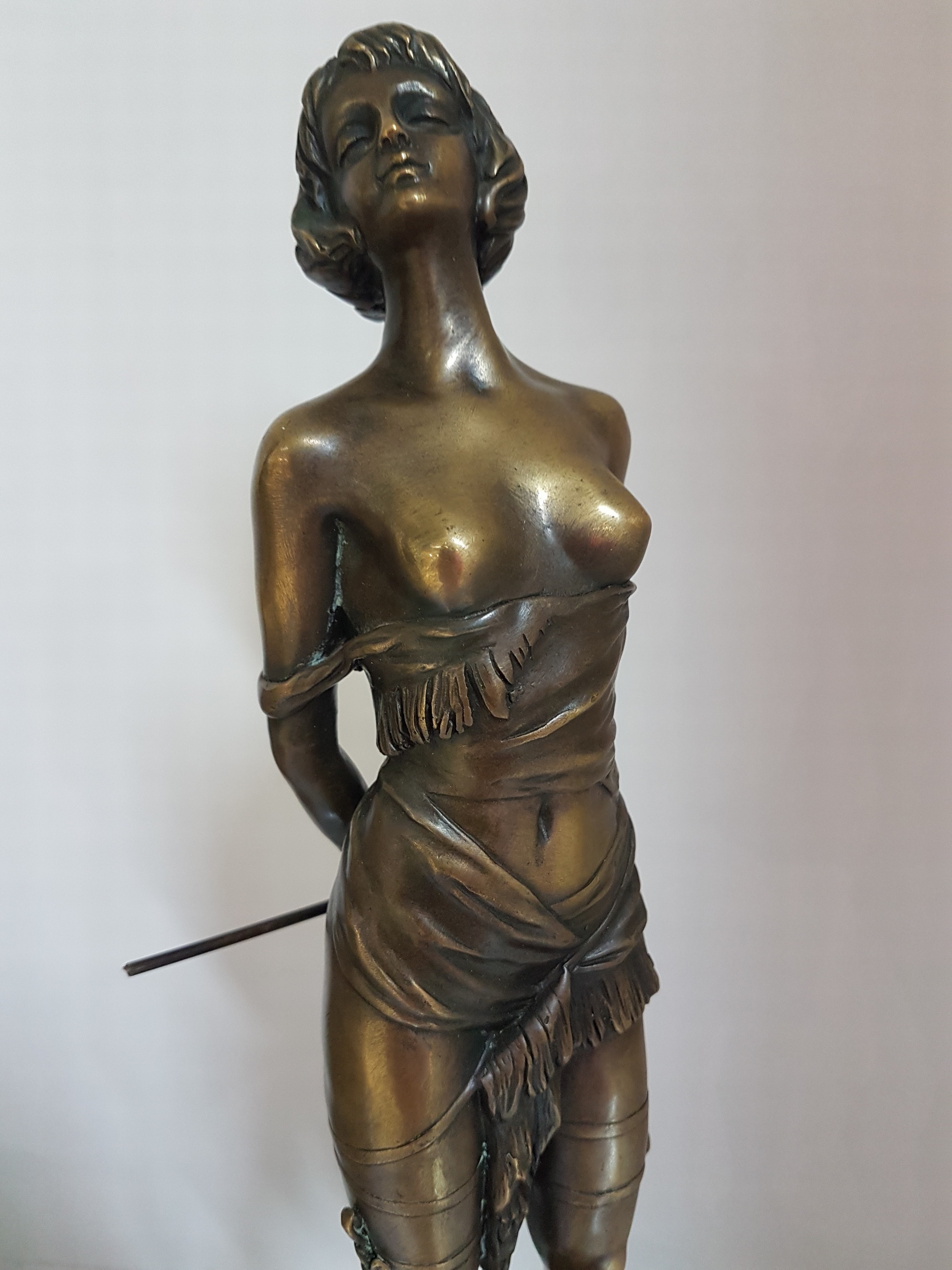 Detail l: Nach Bruno Zach; 1891-1935 Wien, Bronzeskulptur: "Erzieherin", auf schwarzer Plinthe, patiniert, signiert, Höhe 36cm