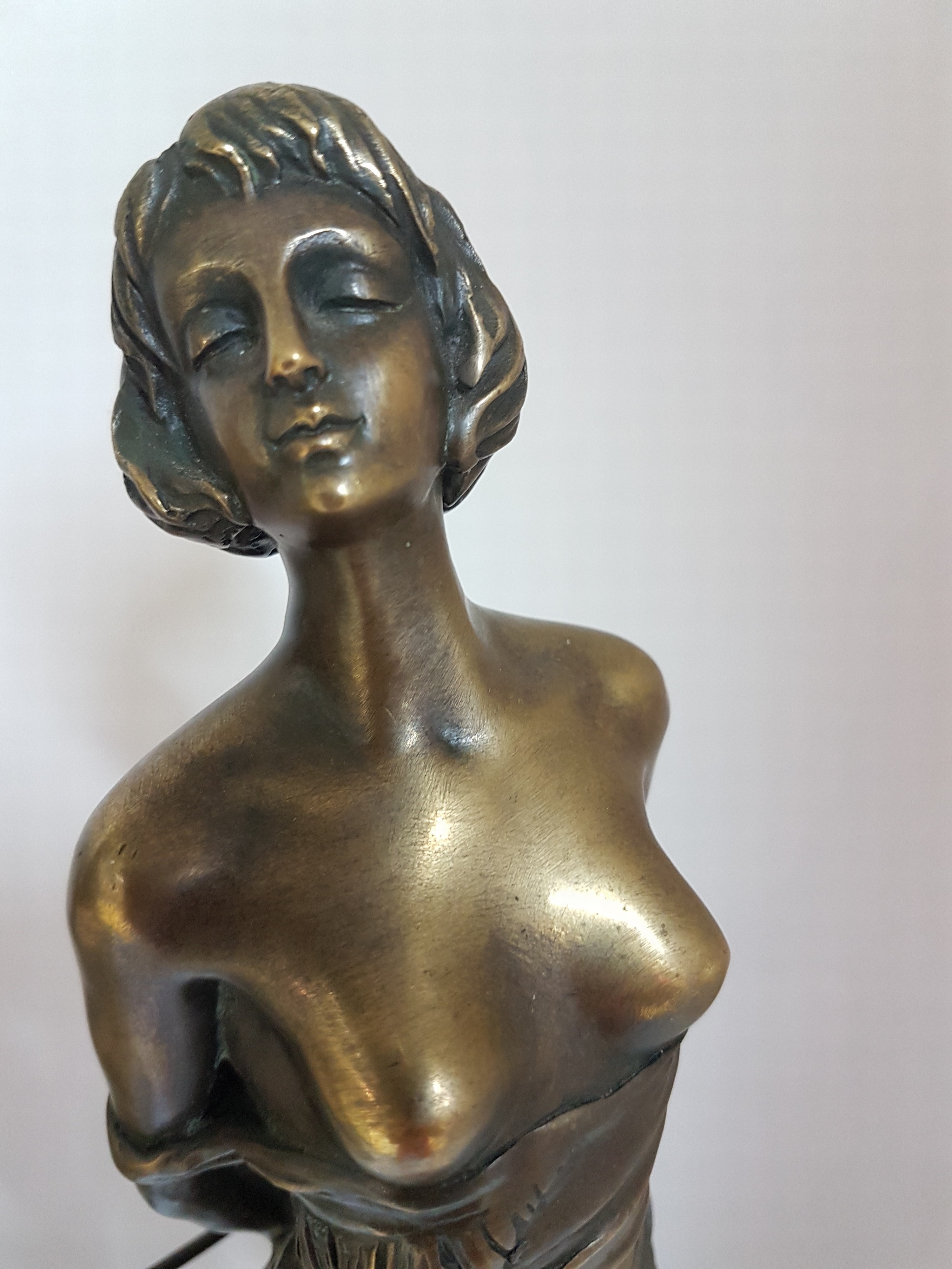 Detail m: Nach Bruno Zach; 1891-1935 Wien, Bronzeskulptur: "Erzieherin", auf schwarzer Plinthe, patiniert, signiert, Höhe 36cm