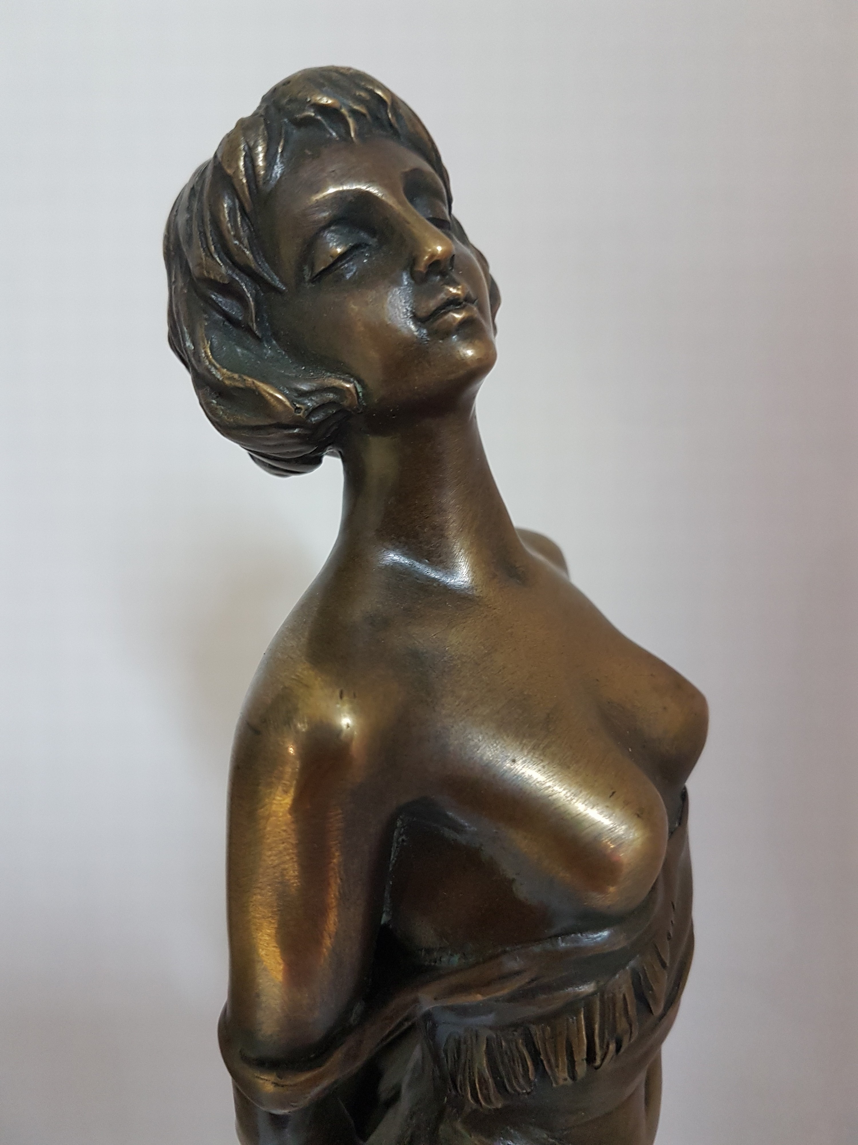 Detail n: Nach Bruno Zach; 1891-1935 Wien, Bronzeskulptur: "Erzieherin", auf schwarzer Plinthe, patiniert, signiert, Höhe 36cm