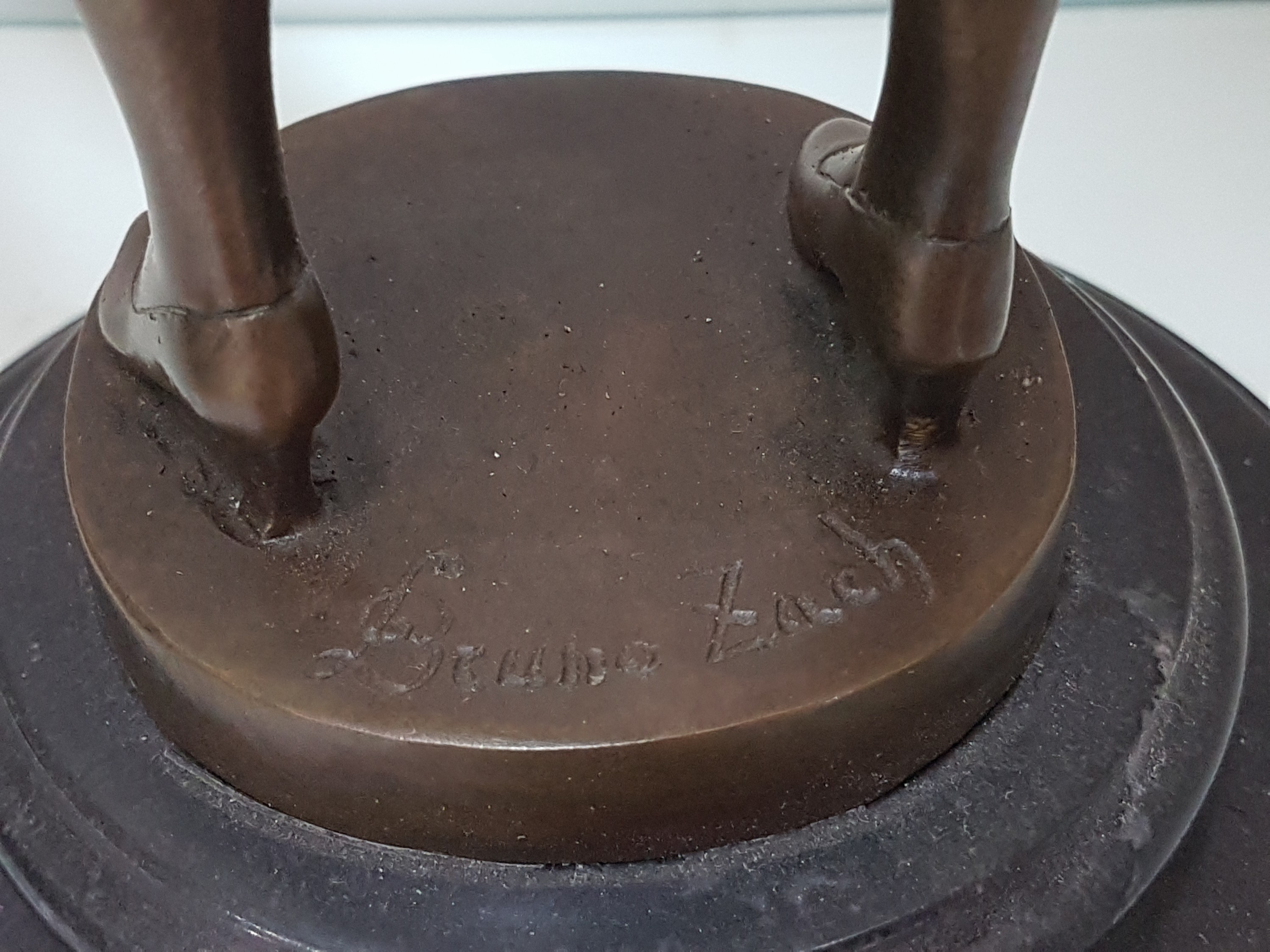 Detail o: Nach Bruno Zach; 1891-1935 Wien, Bronzeskulptur: "Erzieherin", auf schwarzer Plinthe, patiniert, signiert, Höhe 36cm